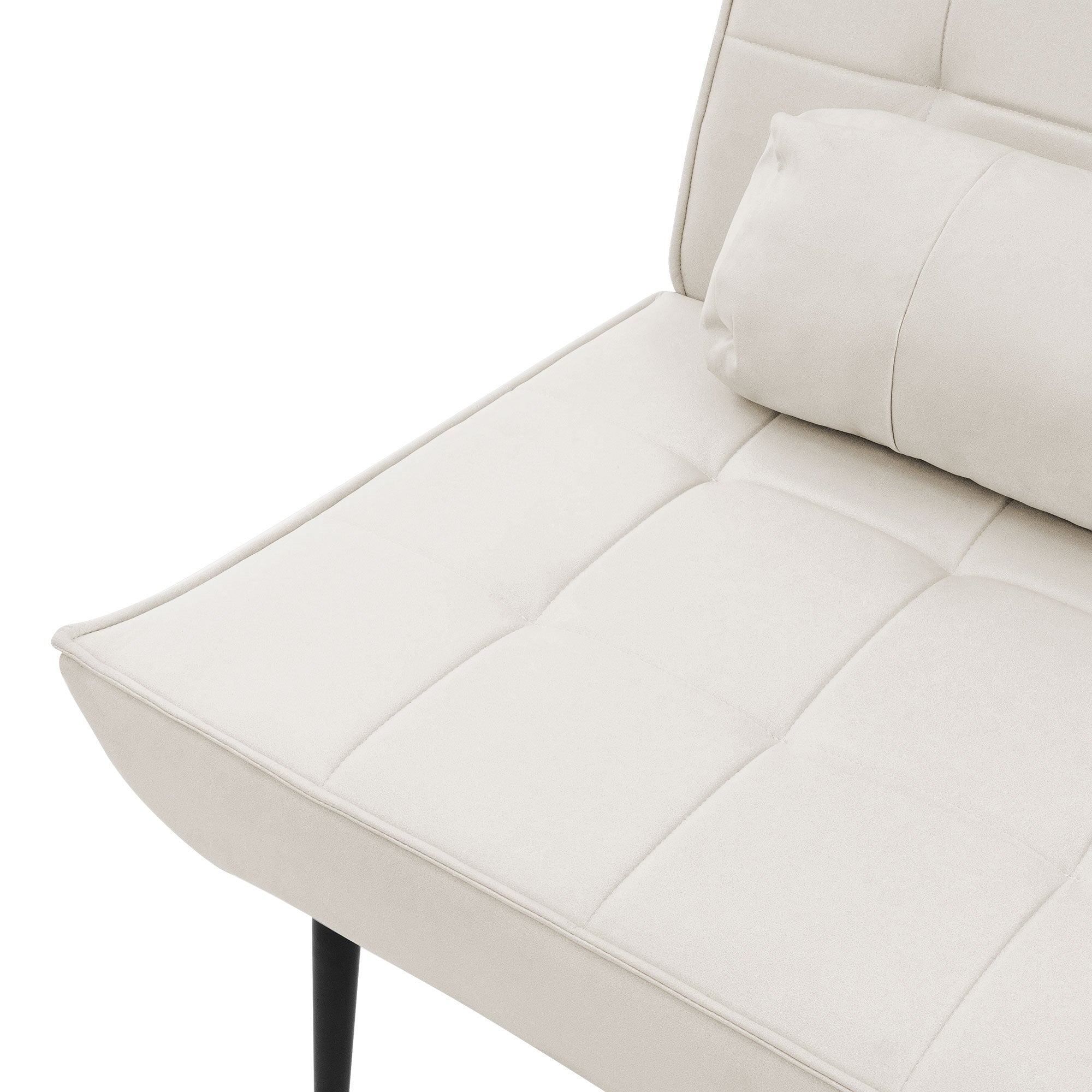 Beige Sessel mit Kissen und gepolsterter Sitzfläche.