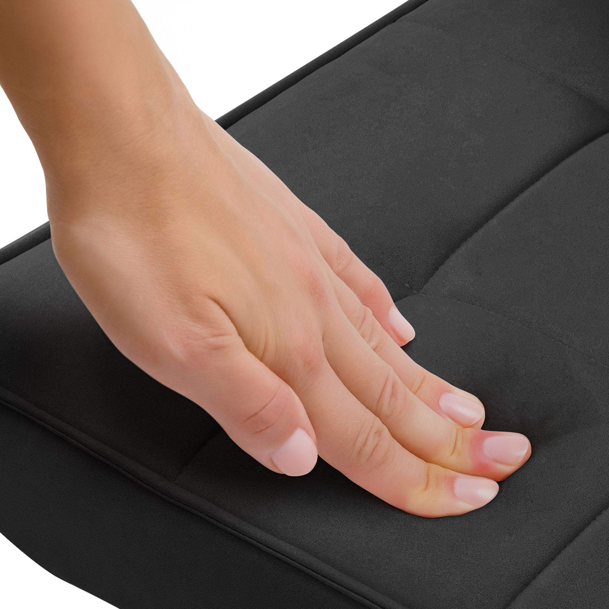 Una mano presiona sobre un asiento acolchado negro.