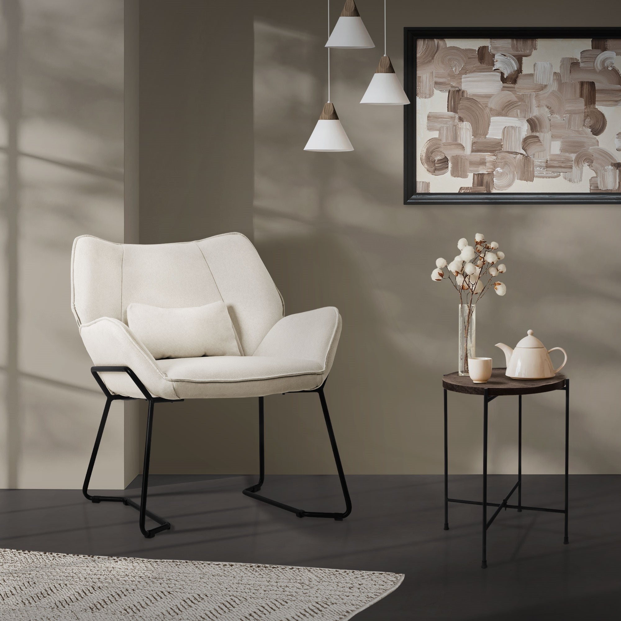Fauteuil beige dans une pièce avec décoration et table.