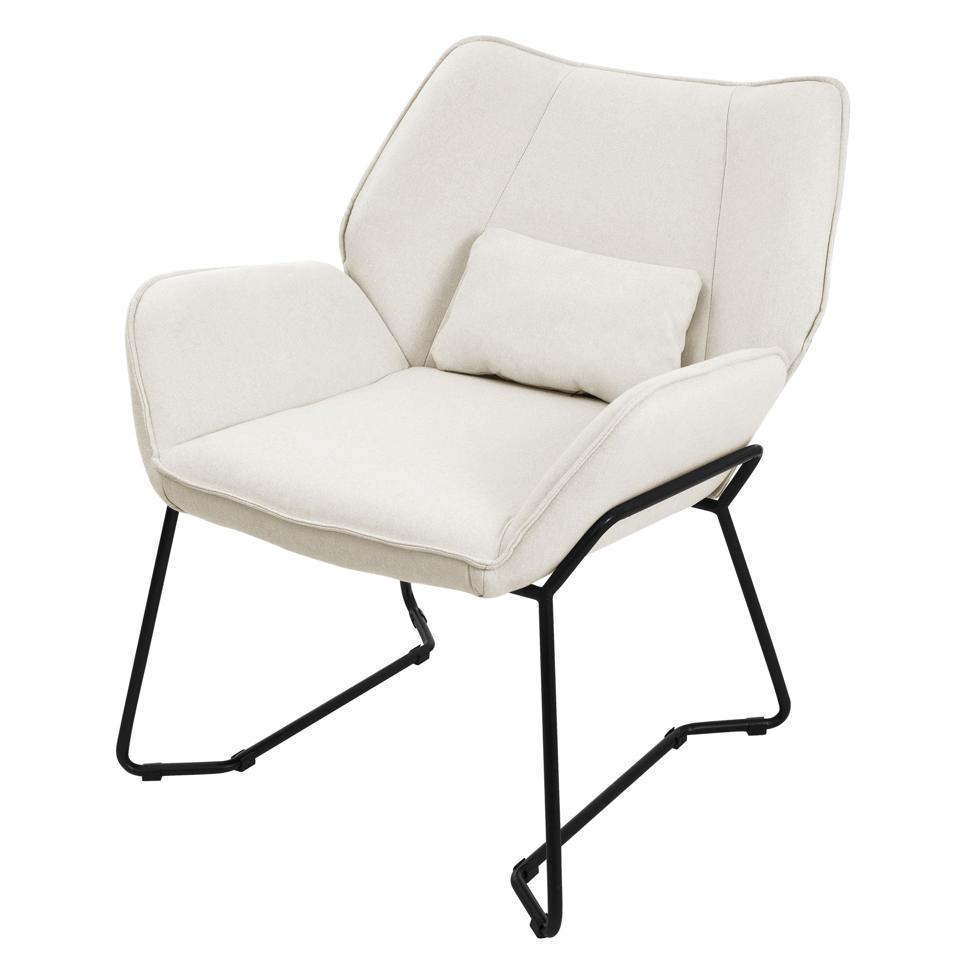 Beiger Sessel mit schwarzem Gestell und Kissen.