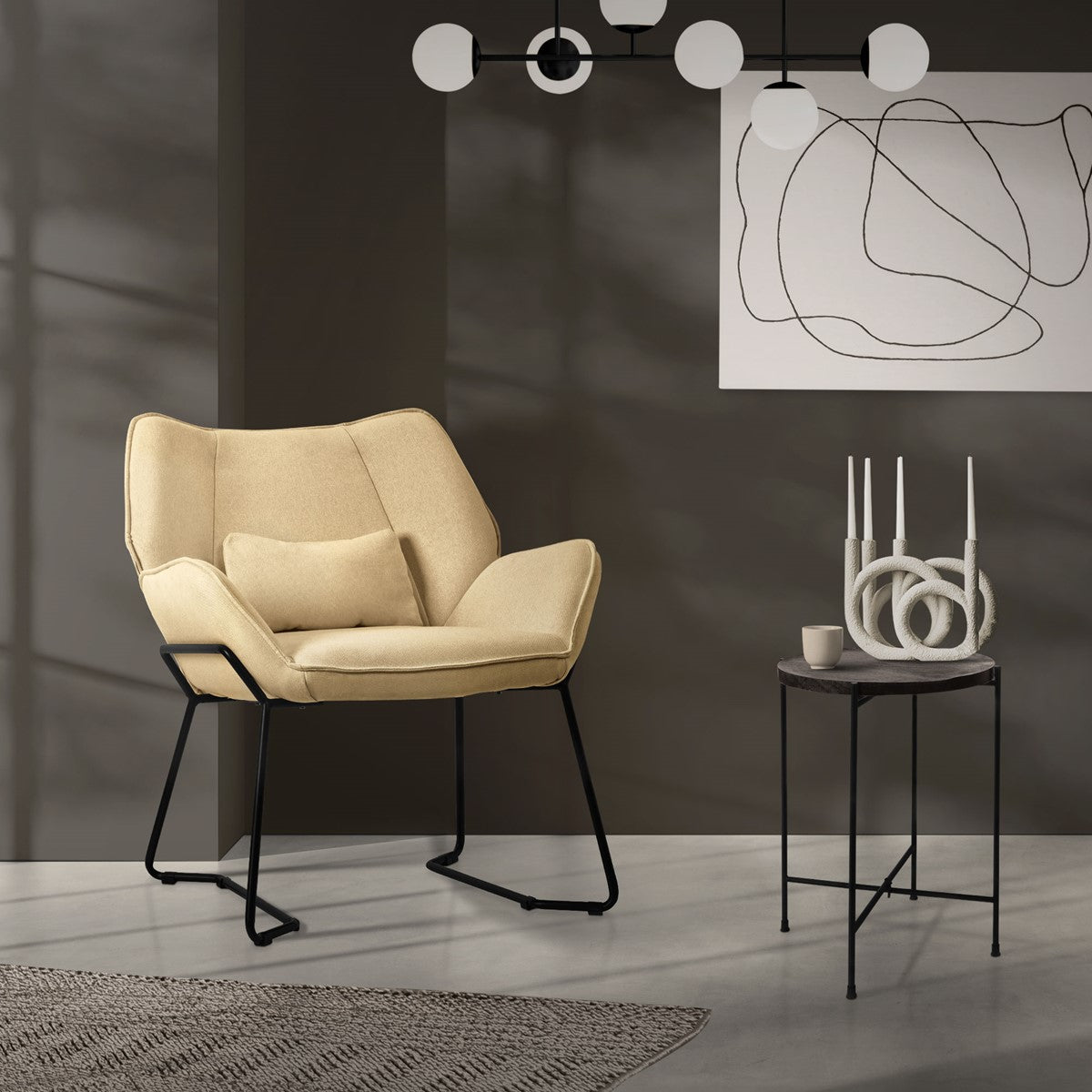 Beiger Sessel in modernem Raum mit Tisch und Wandkunst.