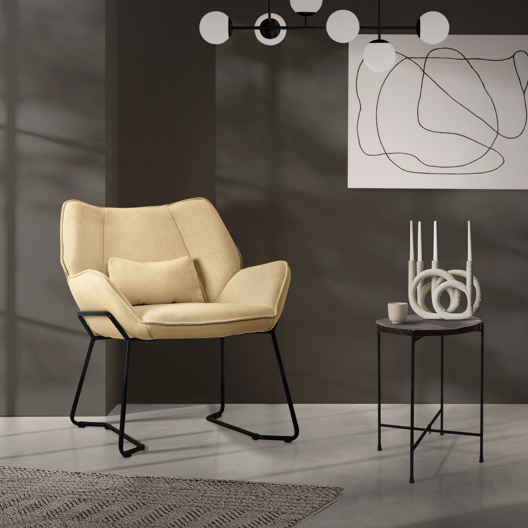 Beige stoel in moderne kamer met tafel en wandkunst.