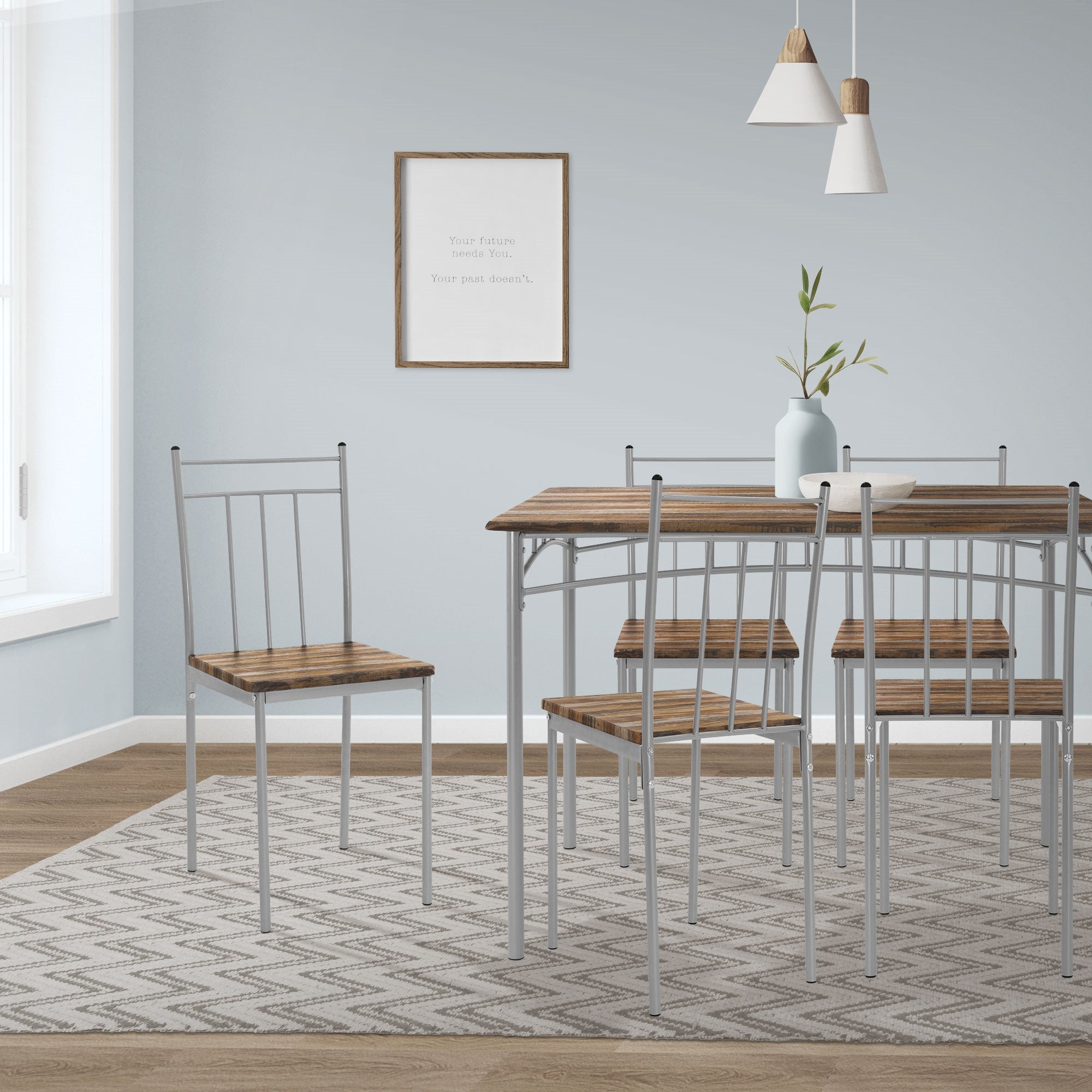 Ein Esszimmer mit einem Tisch und sechs Stühlen auf einem Teppich.