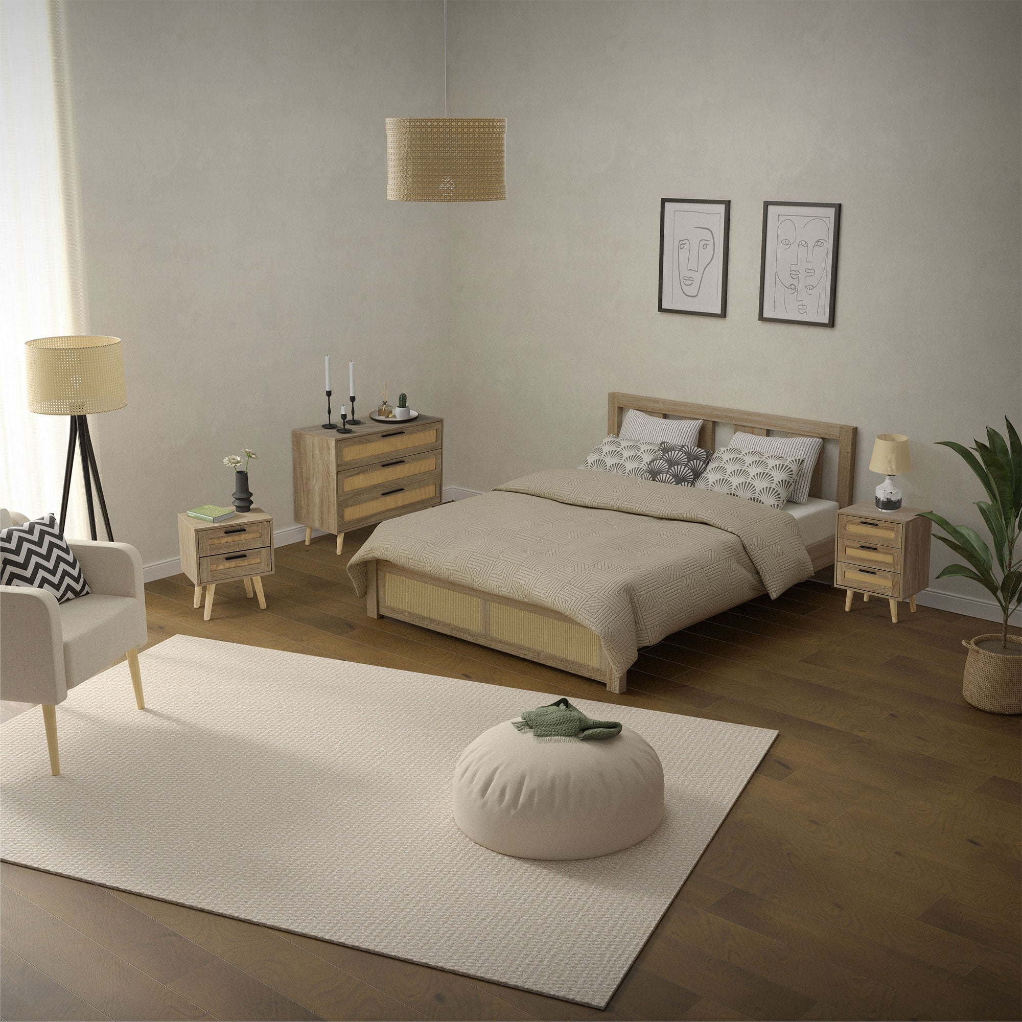 Schlafzimmer mit Bett, Nachttischen, Lampe und Teppich in neutralen Farben.