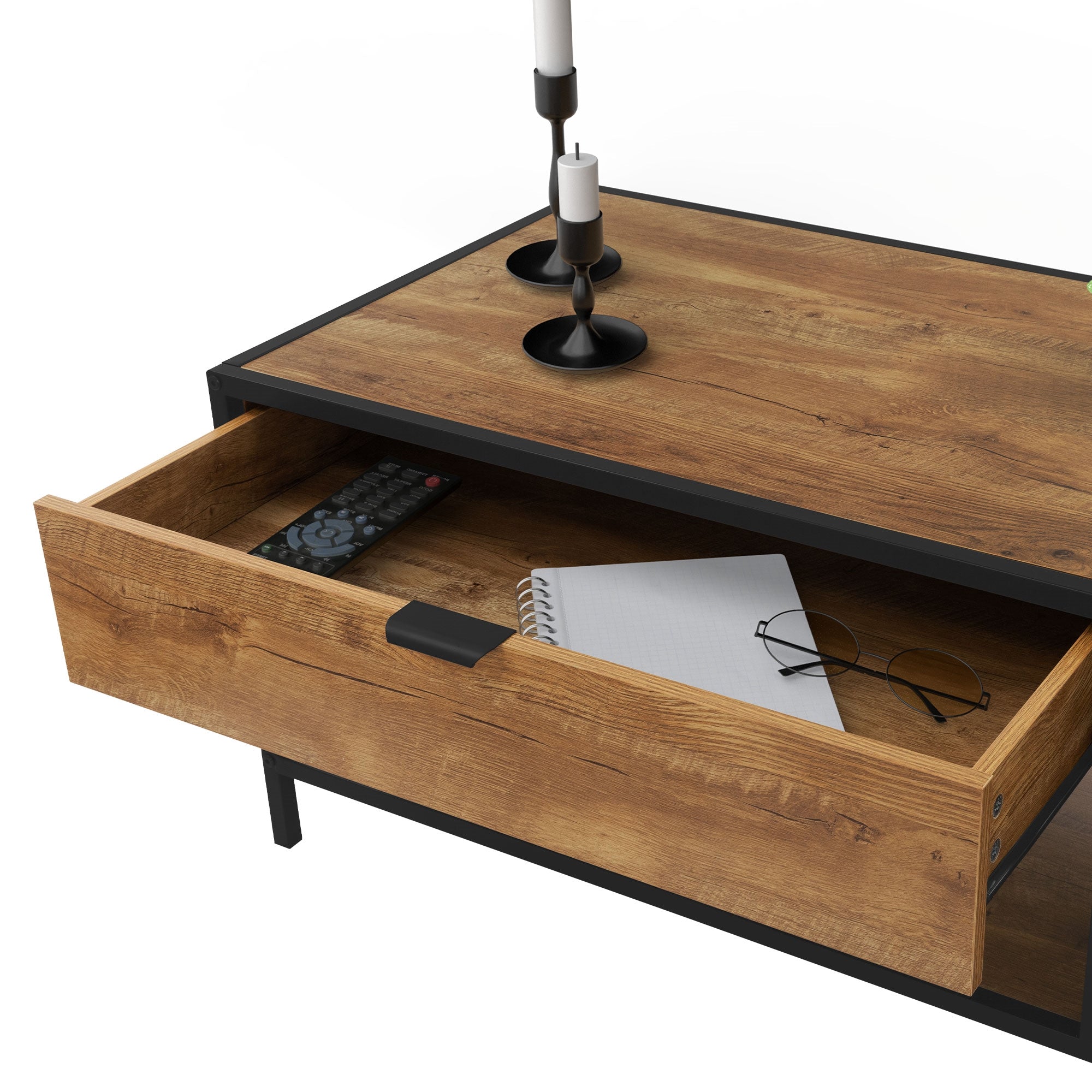 Holztisch mit geöffnetem Schublade, Fernbedienung, Notizblock und Brille sichtbar.