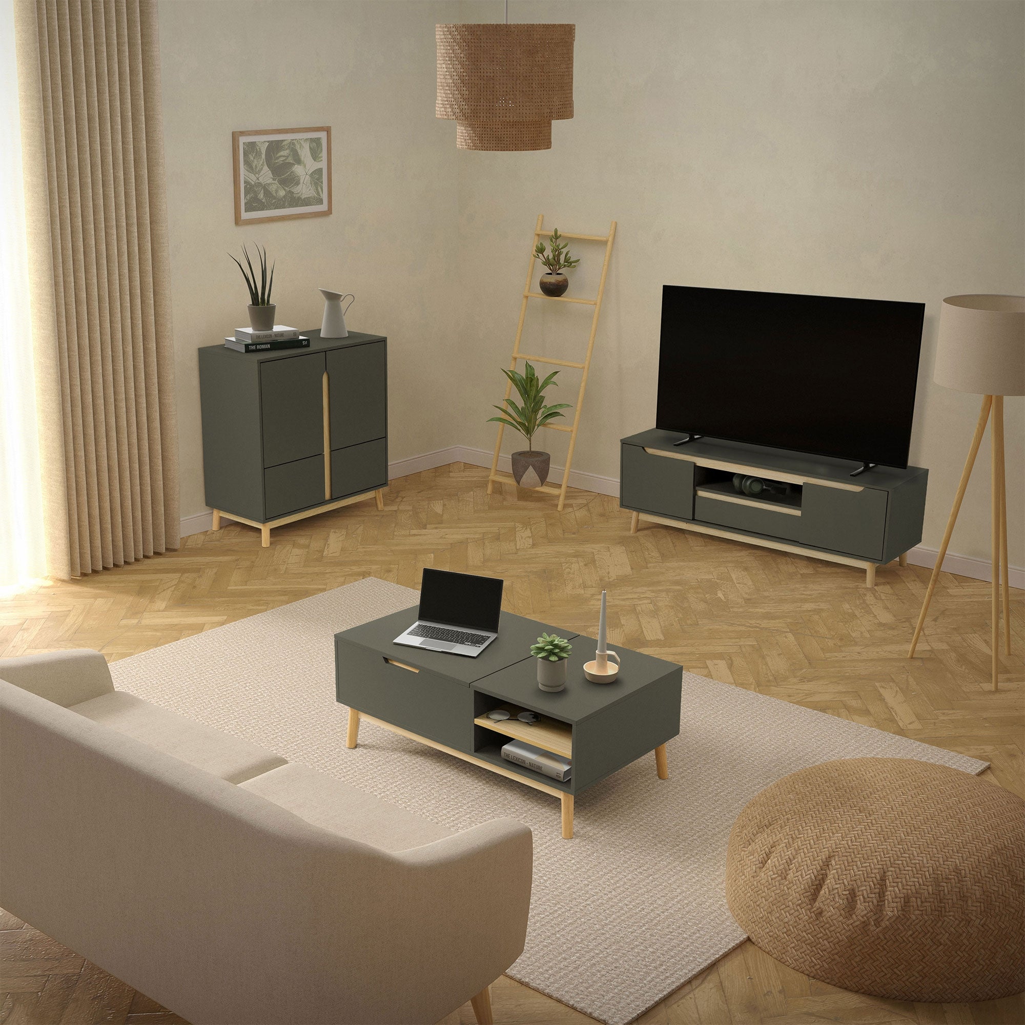 Wohnzimmer mit Sofa, Couchtisch, TV und Regal in neutralen Farben.