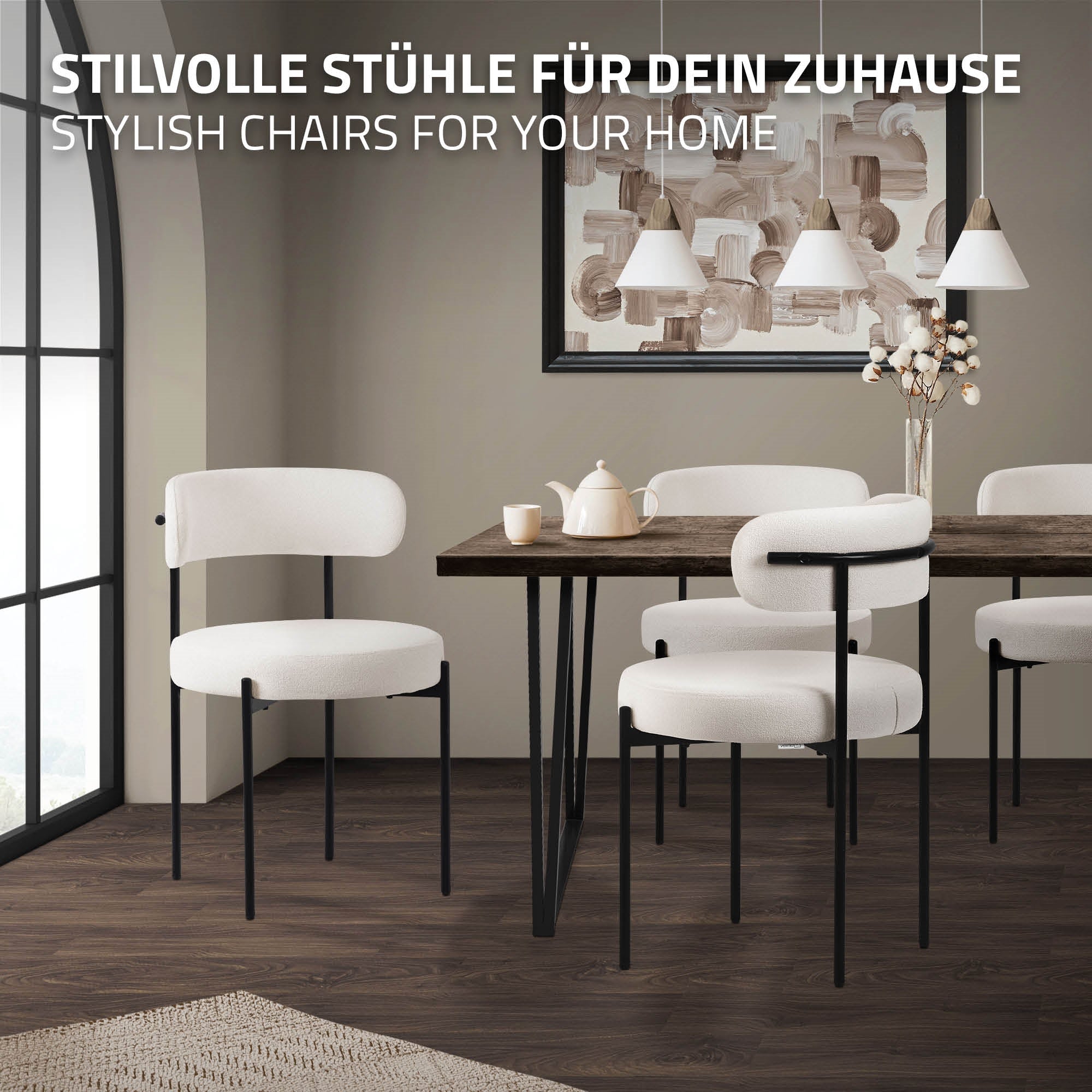 Ein Esszimmer mit weißen Stühlen und einem Tisch aus Holz.