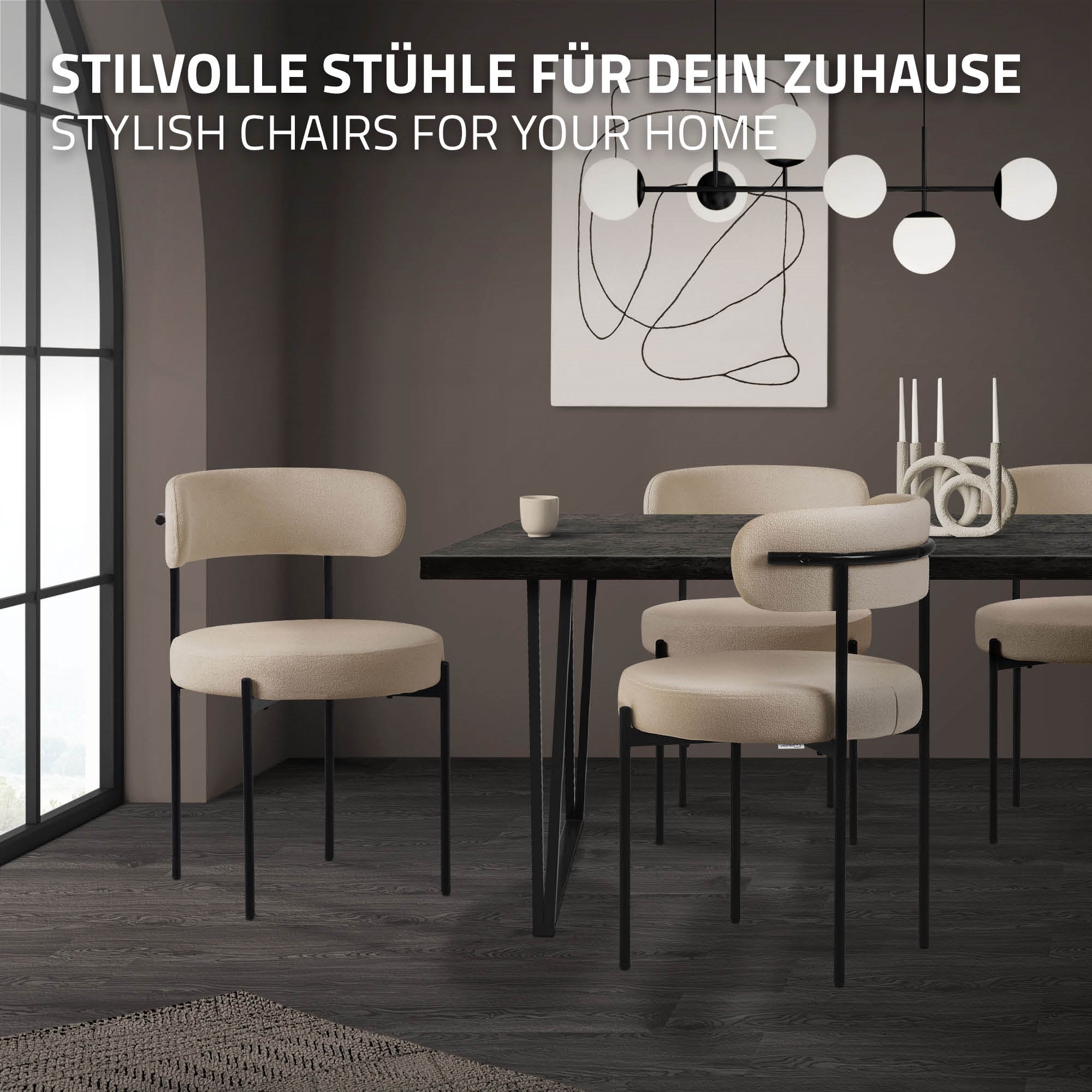 Ein Esszimmer mit einem Tisch und beigen Stühlen in einem modernen Raum.
