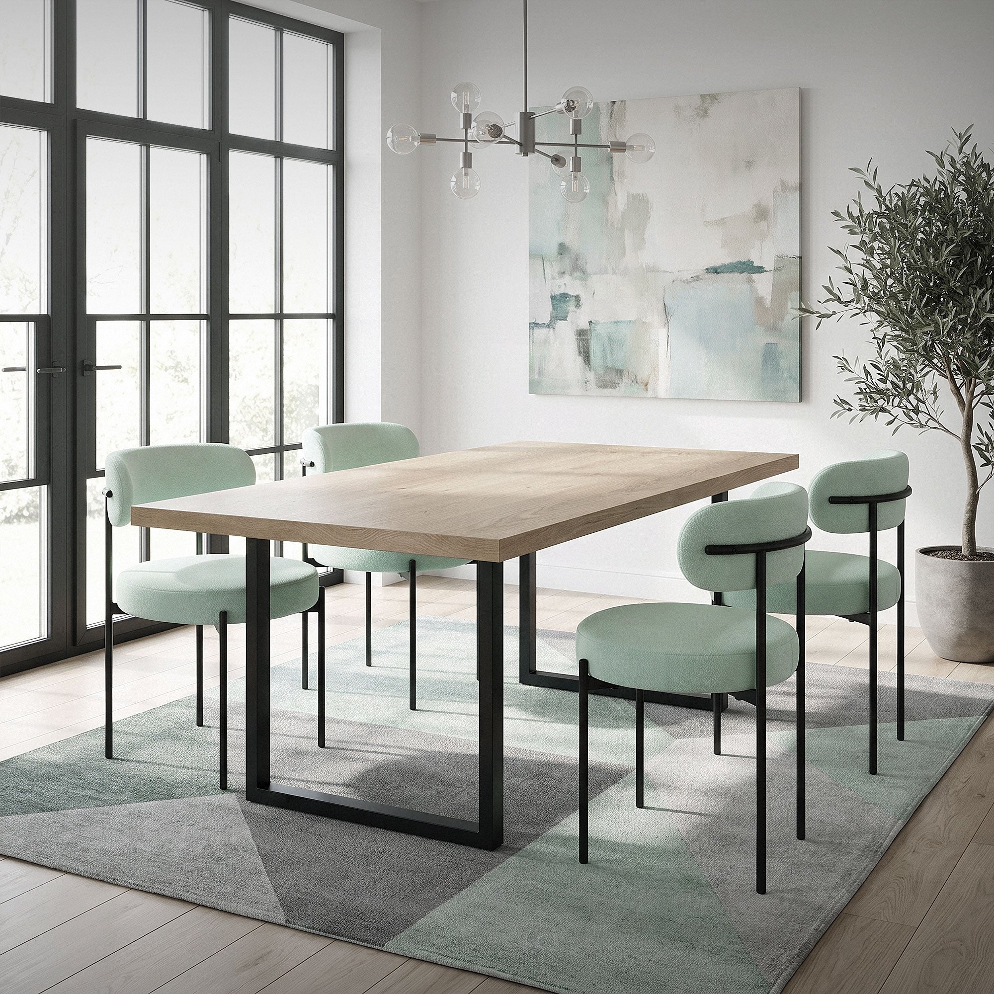 Esszimmer mit mintgrünen Stühlen um einen Holztisch.
