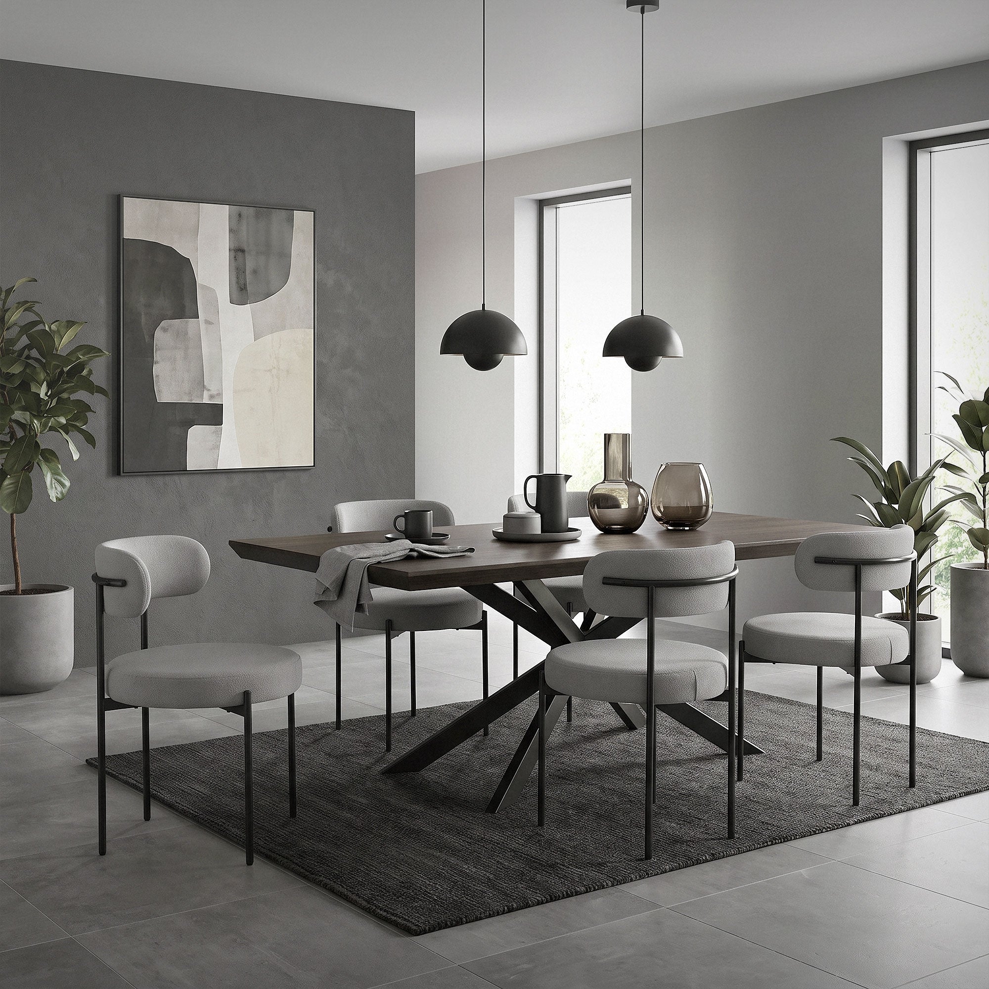 Ein Esszimmer mit einem großen Tisch, beigen Stühlen und Pflanzen im Raum.