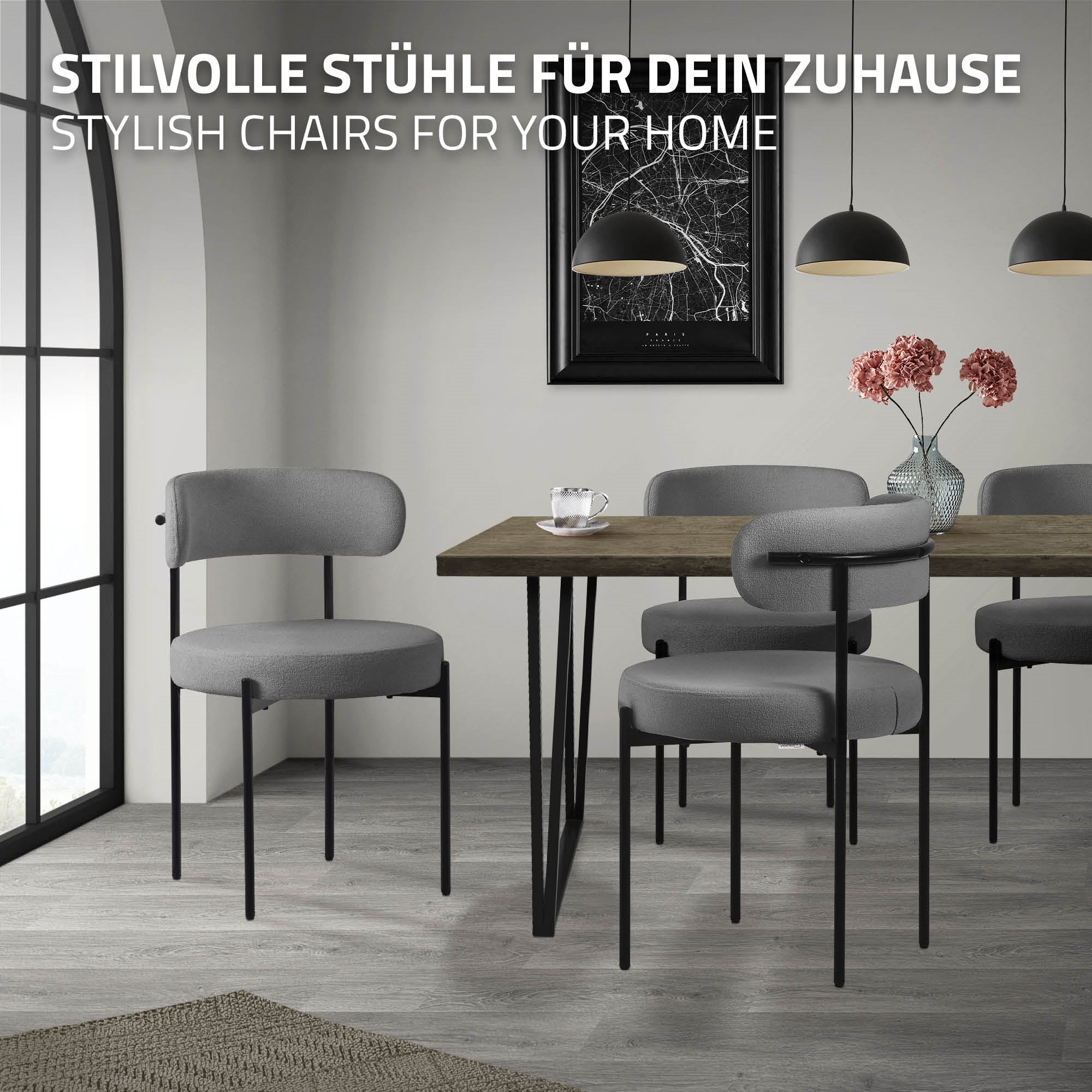 Ein Esszimmer mit grauen Stühlen und einem Holztisch in einem modernen Raum.