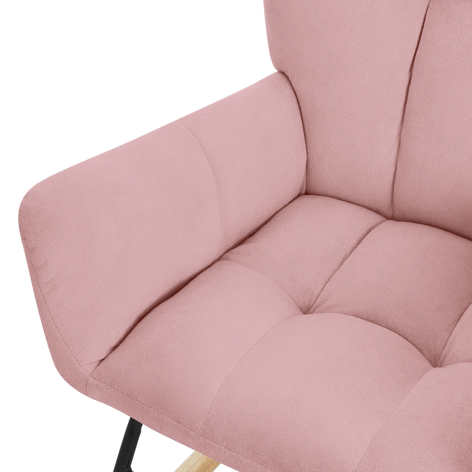 Nahaufnahme eines rosa Sessels mit gepolstertem Sitz und Armlehnen.
