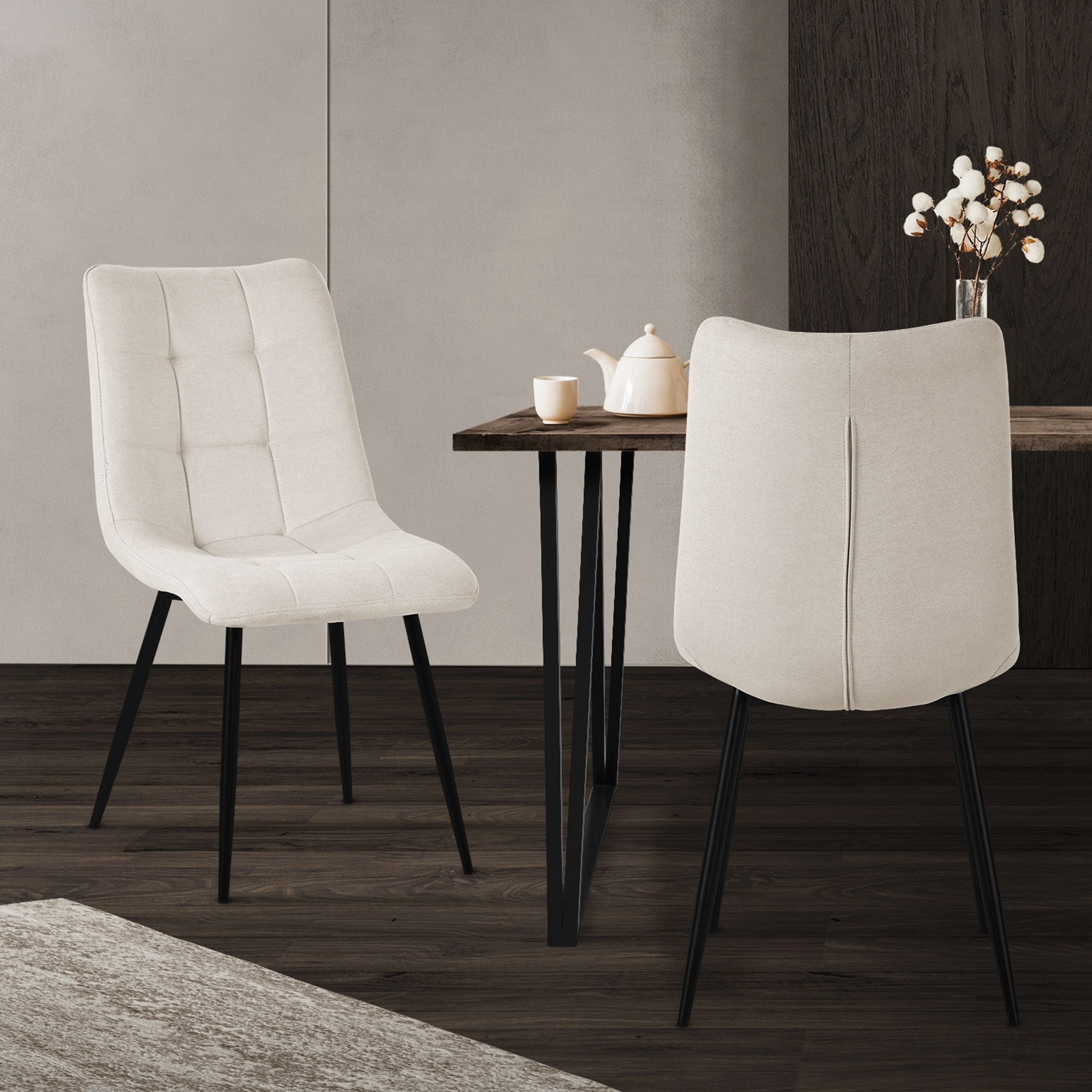 Zwei Stühle an einem Tisch in einem modernen Raum mit Holzfußboden.