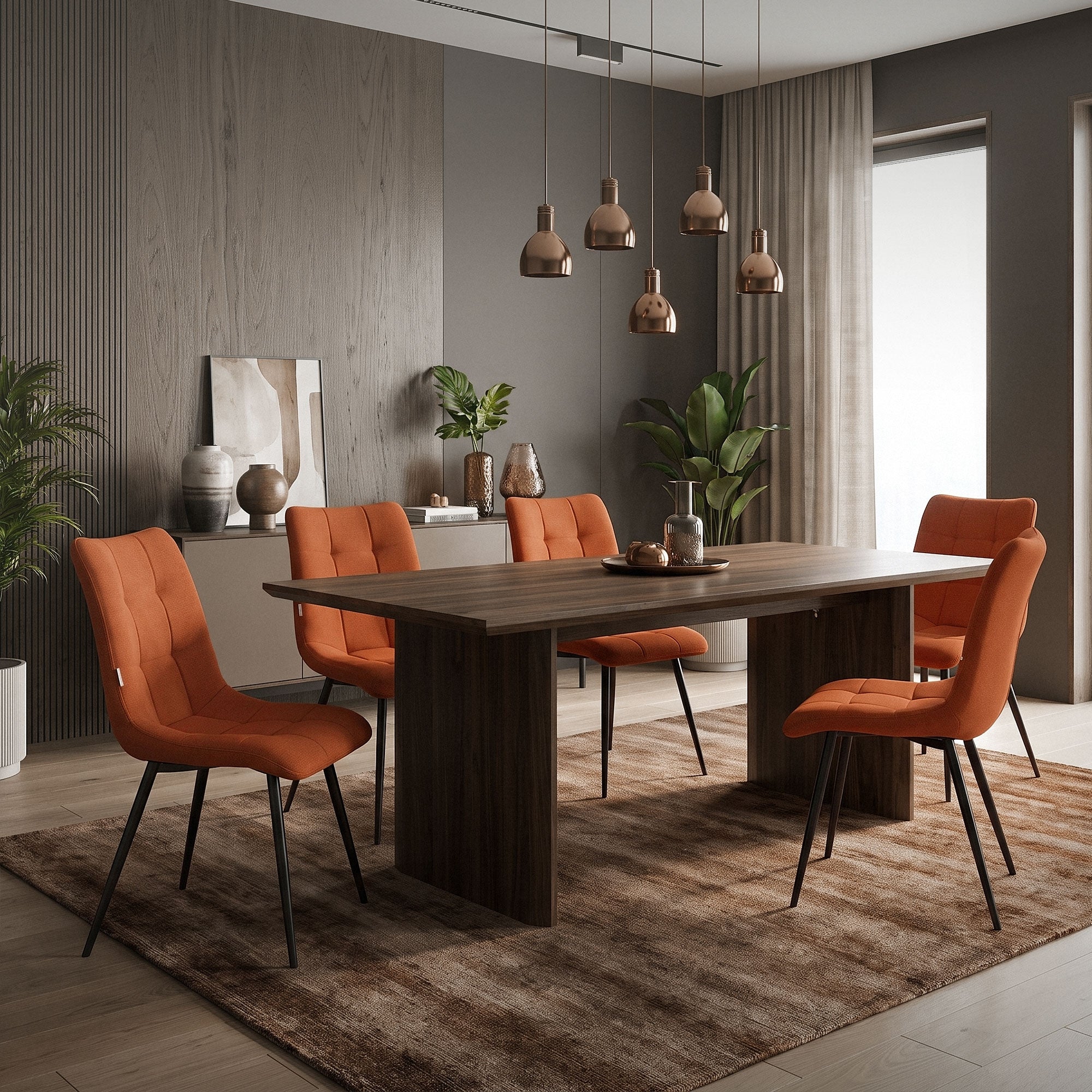 Moderne Esszimmermöbel mit orangefarbenen Stühlen und Pflanzen im Raum.