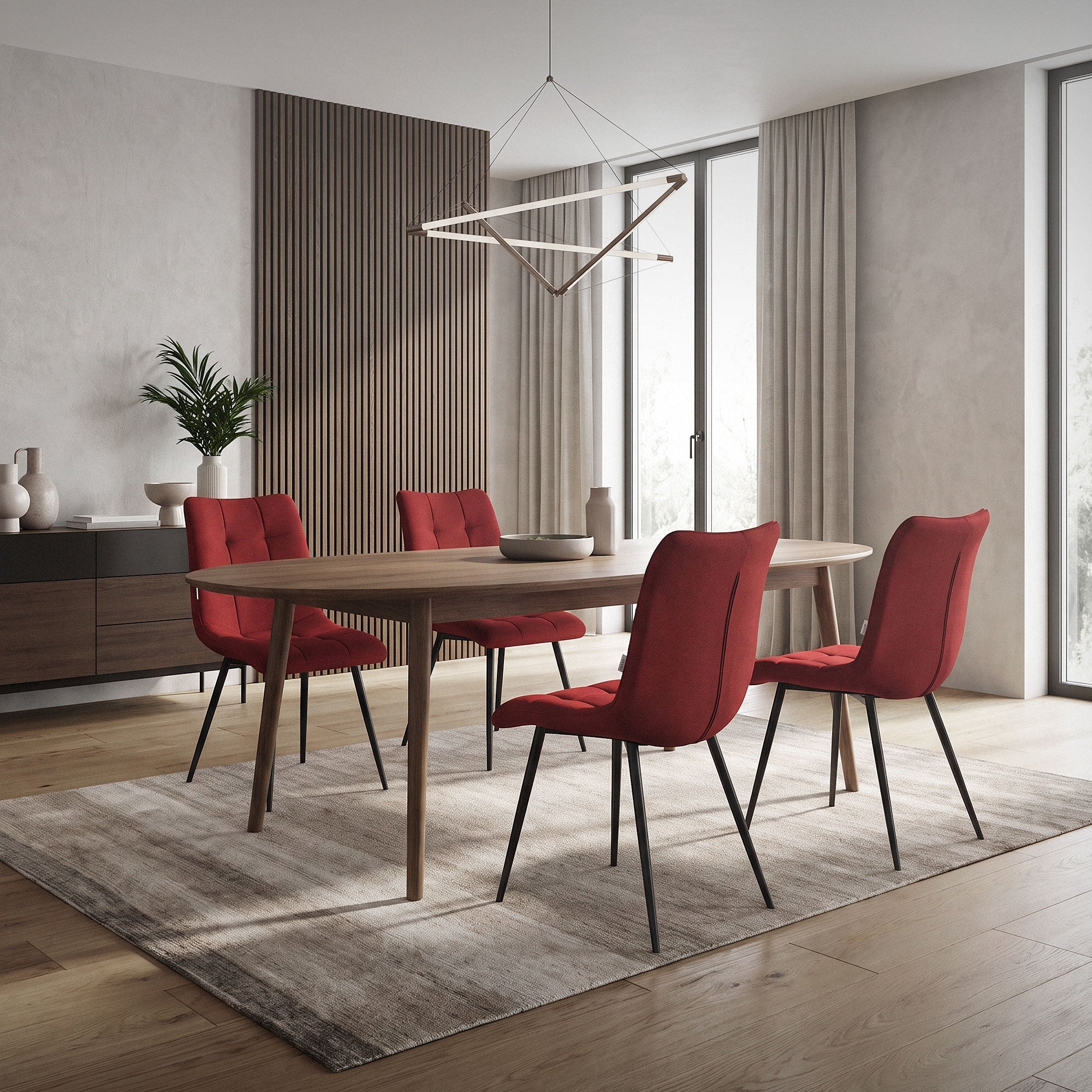 Esszimmer mit roten Stühlen und einem runden Tisch auf einem Teppich.