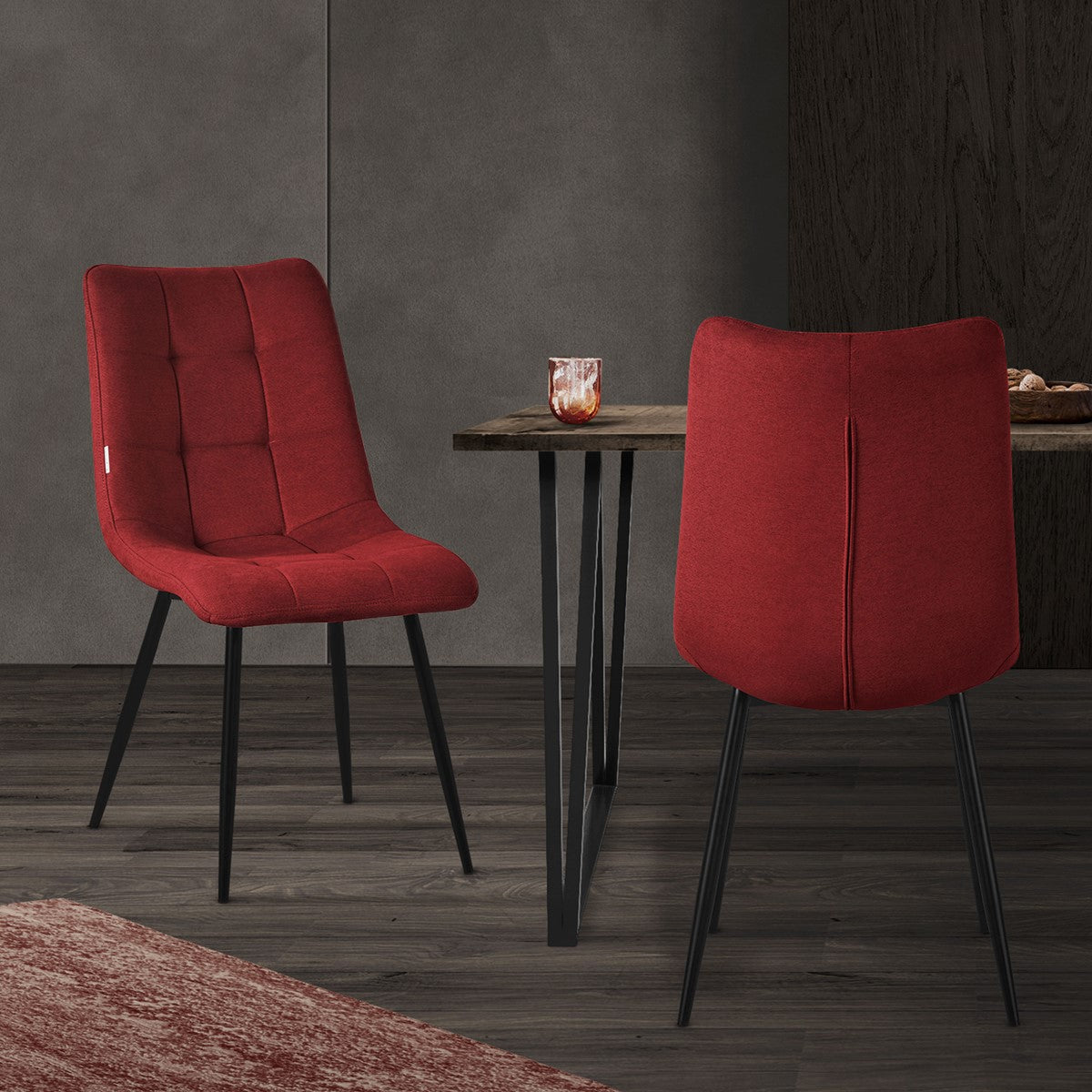 Két piros szék egy asztalnál, egy pohárral.