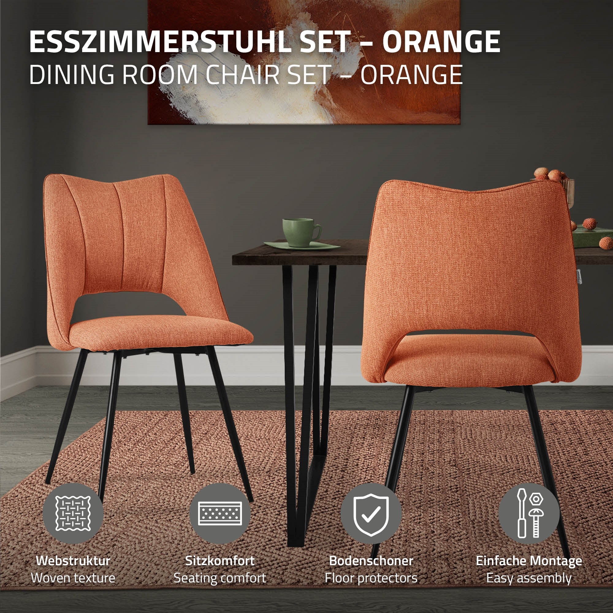 Zwei orangefarbene Stühle an einem Tisch auf einem Teppich.