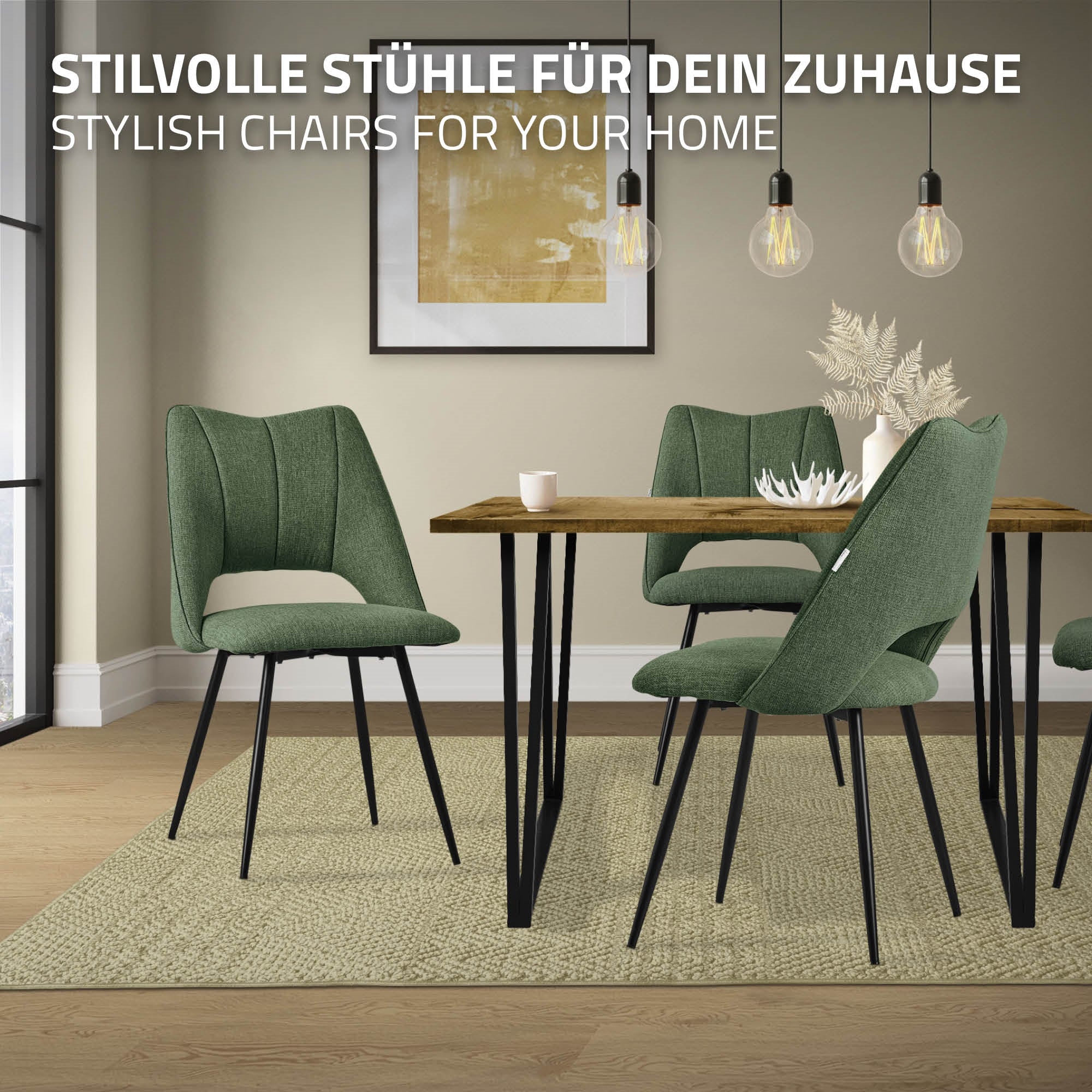 Grüne Stühle um einen Holztisch in einem hellen Raum.