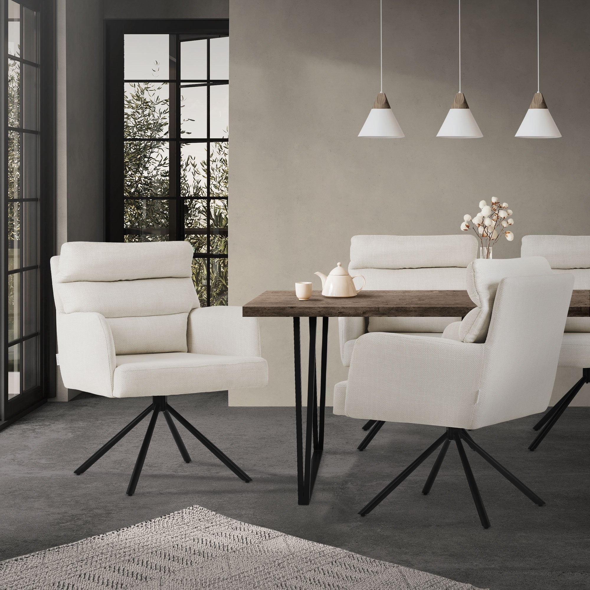 Área de comedor con sillas blancas y una mesa en una habitación.