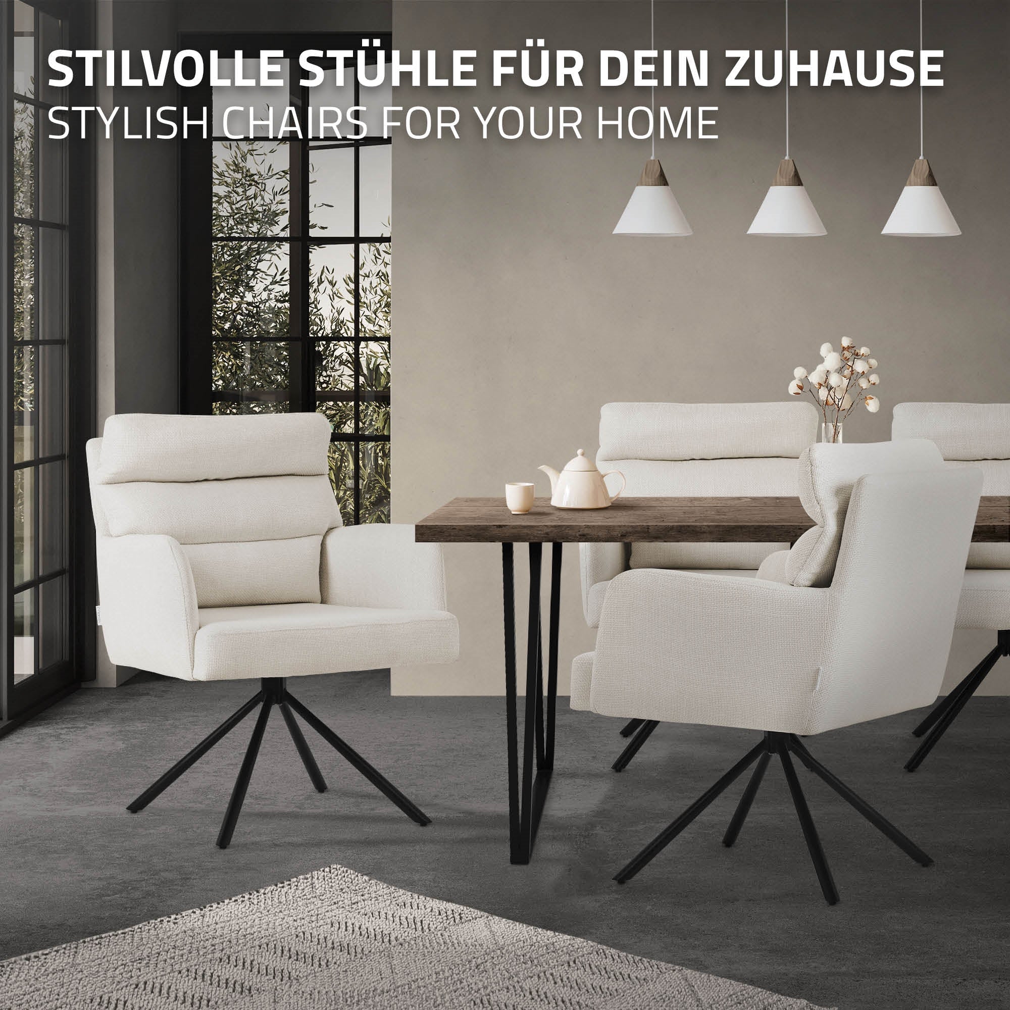 Weiße Stühle um einen Holztisch in einem modernen Raum mit großen Fenstern.