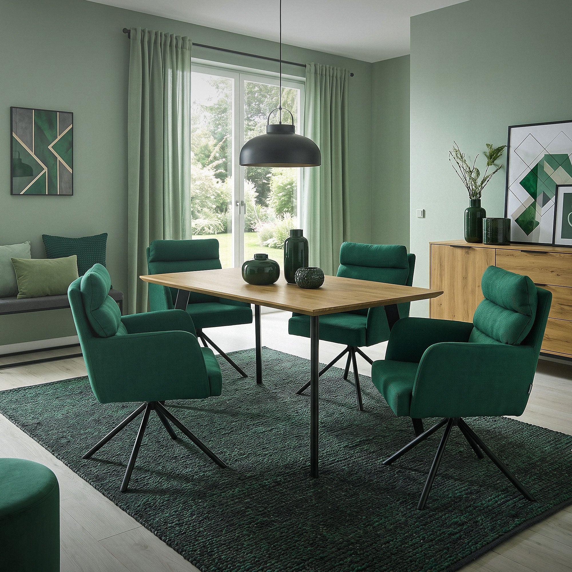 Esszimmer mit grünem Stuhl, Tisch und dekorativen Elementen.