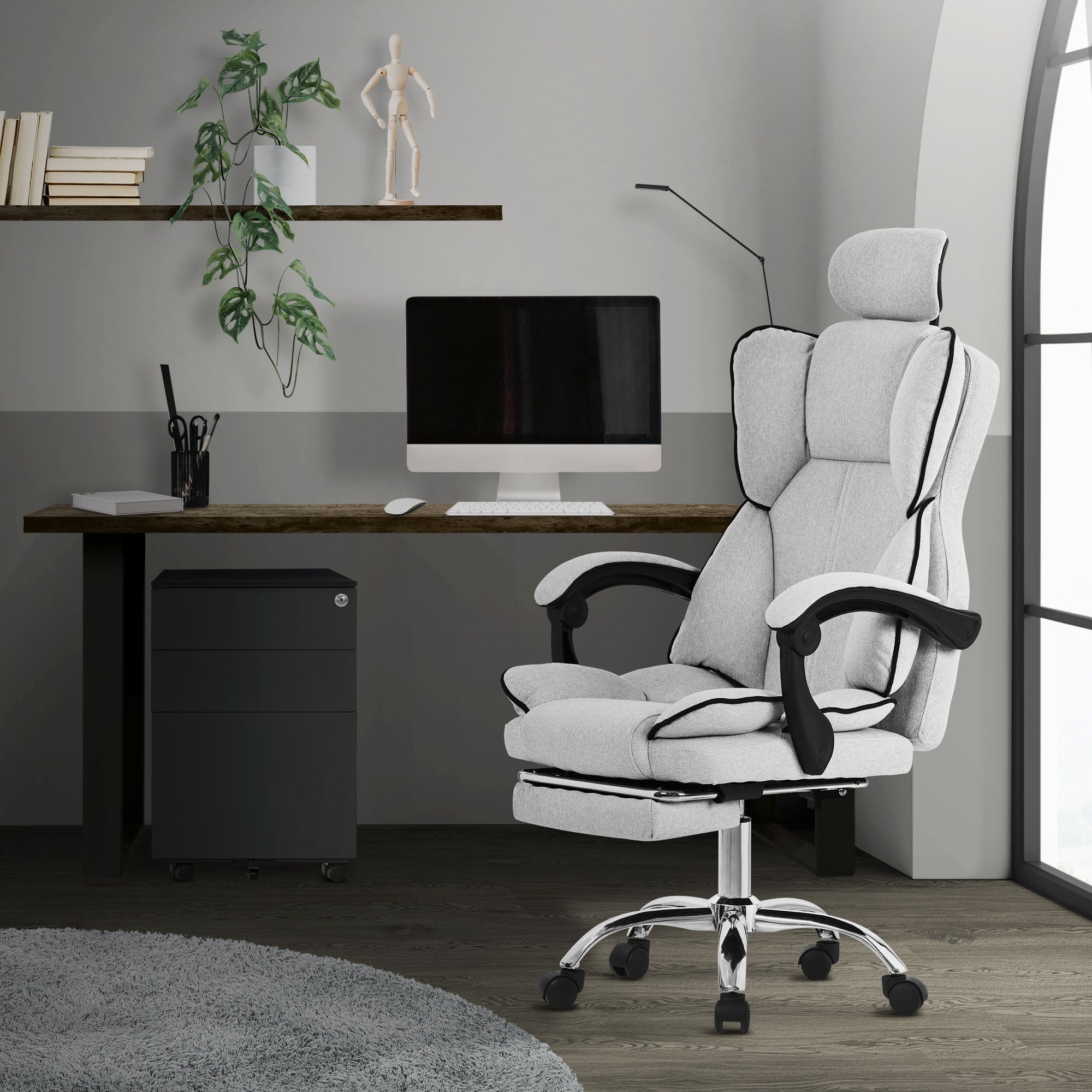 Bürostuhl in einem Büro mit Schreibtisch, Computer und Pflanzen im Hintergrund.