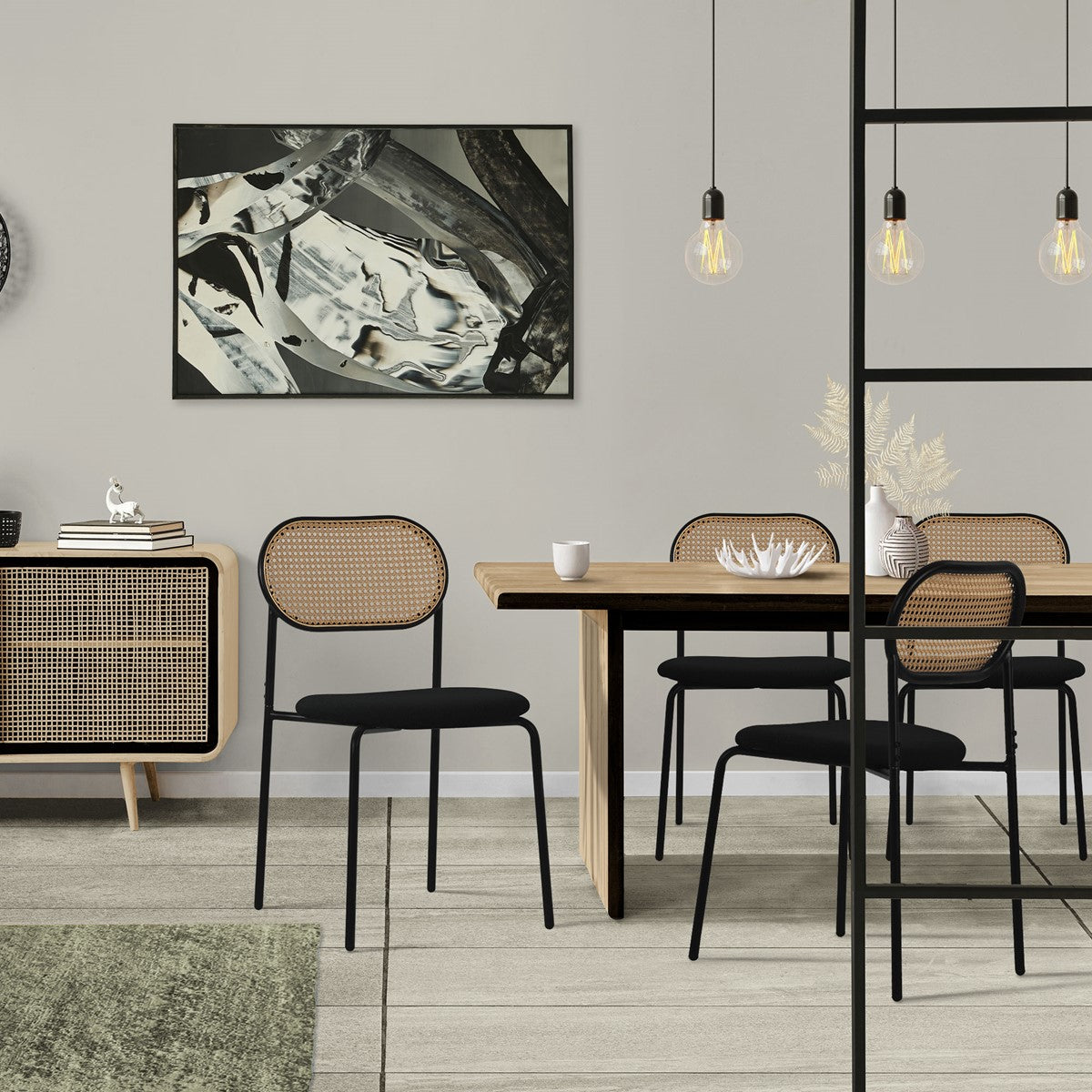 Moderne spisestuemøbler med et bord, stole og et kunstværk på væggen.