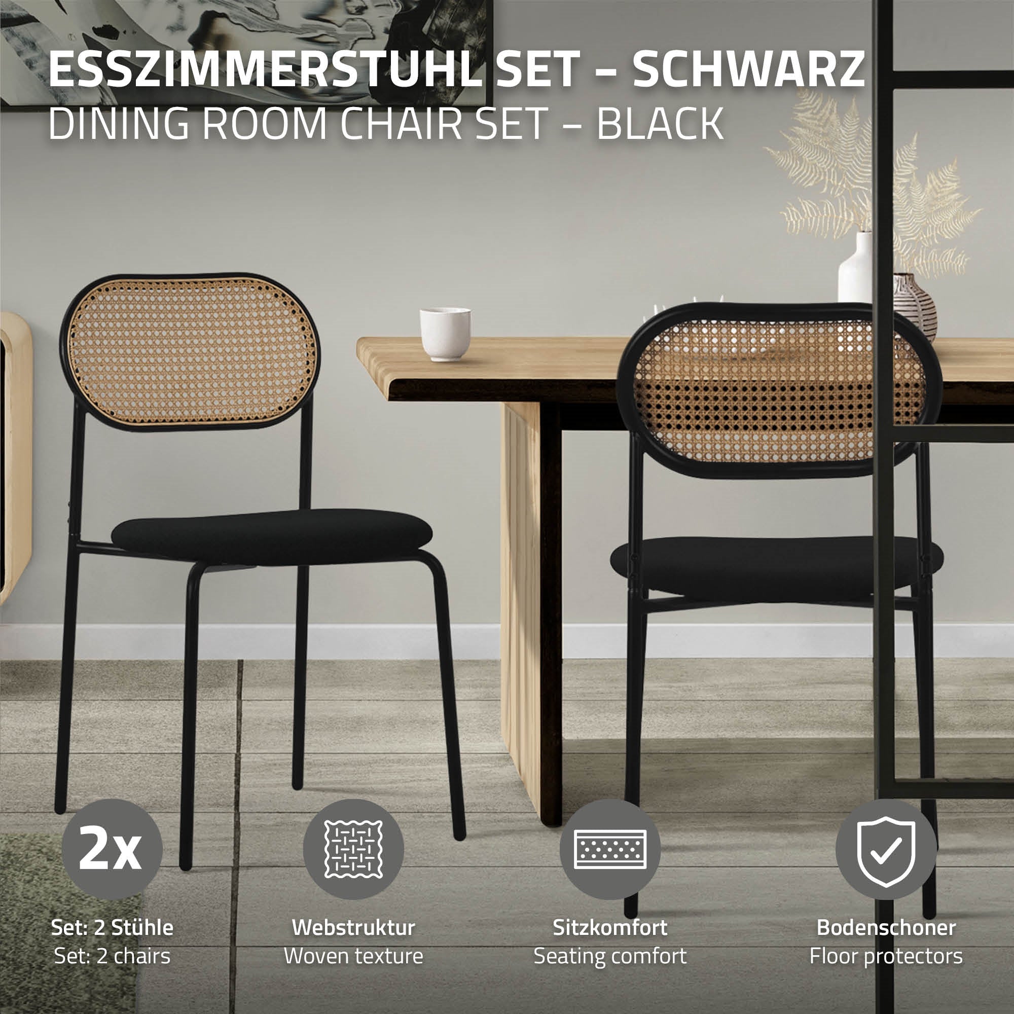 Zwei schwarze Esszimmerstühle mit geflochtener Rückenlehne vor einem Tisch.