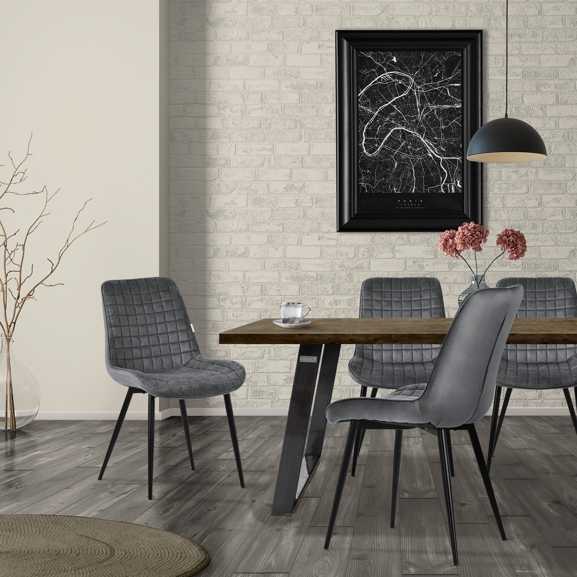 Esszimmer mit grauen Stühlen, Holztisch und Wandbild.