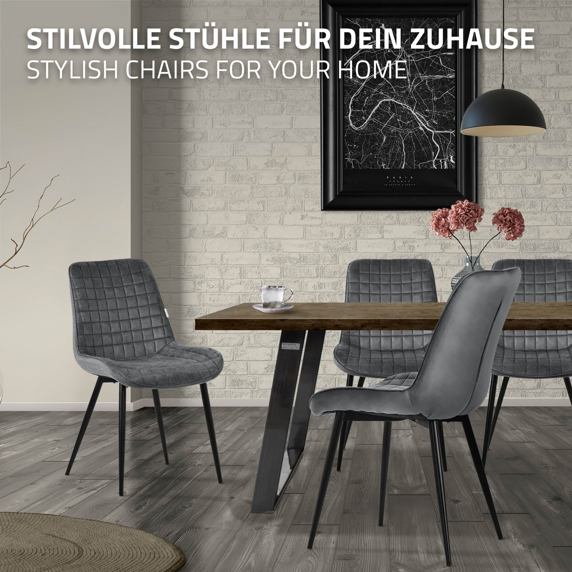 Ein Esszimmer mit grauen Stühlen und einem Holztisch vor einer hellen Wand.