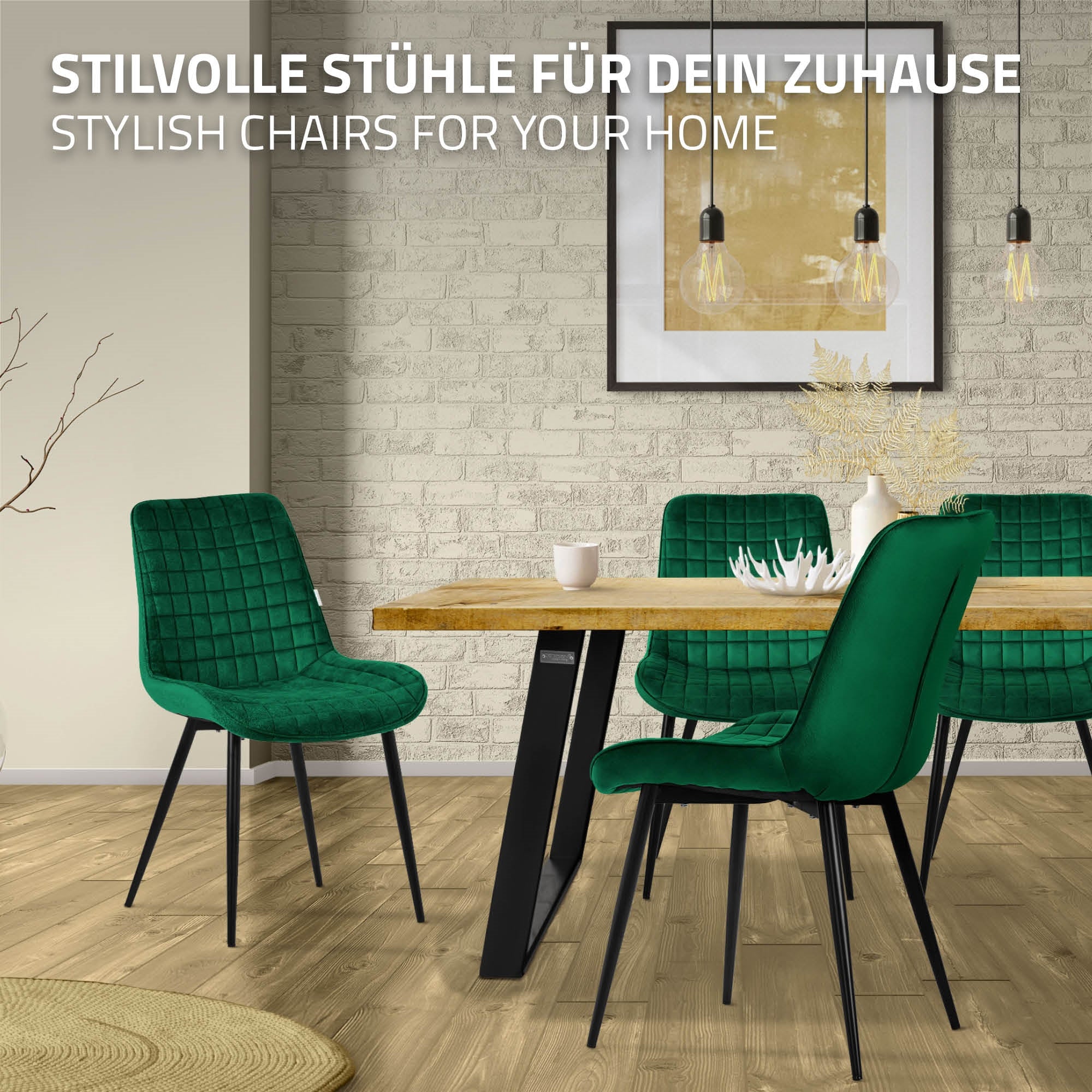 Ein Essbereich mit einem Holztisch und grünen Stühlen vor einer Steinwand.