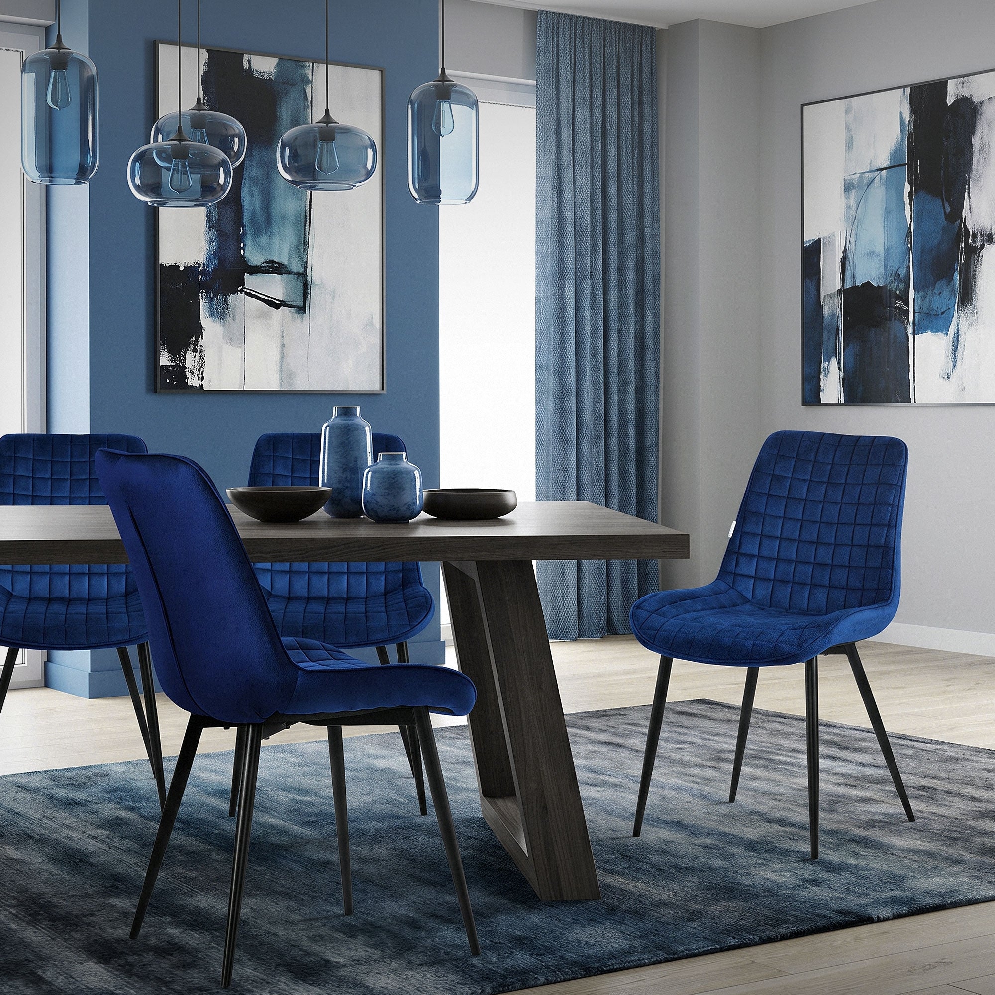 Yksi sininen tuoli pöydän ääressä, ympäröitynä muilla sinisillä tuoleilla.