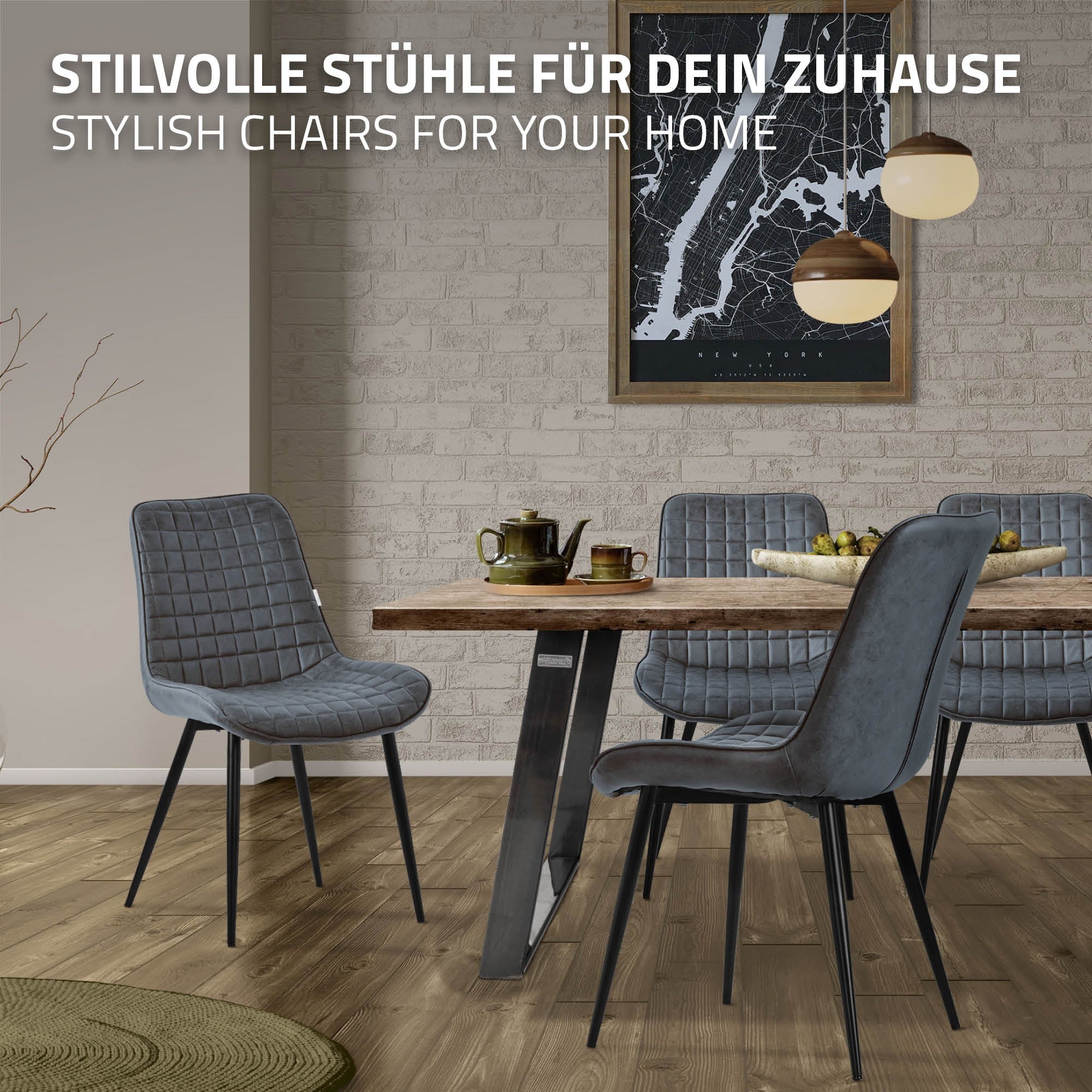 Zwei stilvolle graue Esszimmerstühle um einen Tisch in einem modernen Raum.