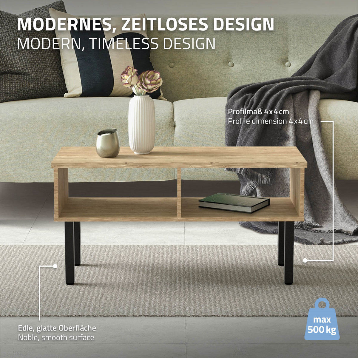 Holztisch mit zwei Fächern, auf einem Teppich, neben einer Couch und einer Pflanze.