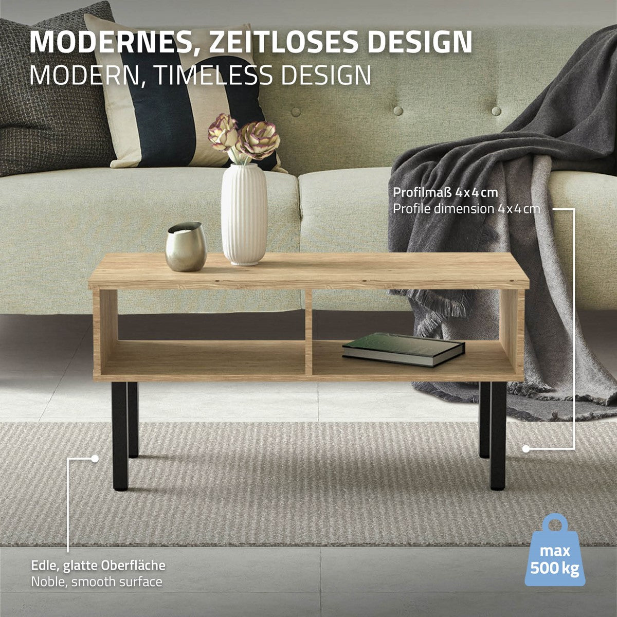 Holztisch mit zwei Fächern, auf einem Teppich, neben einer Couch und einer Pflanze.