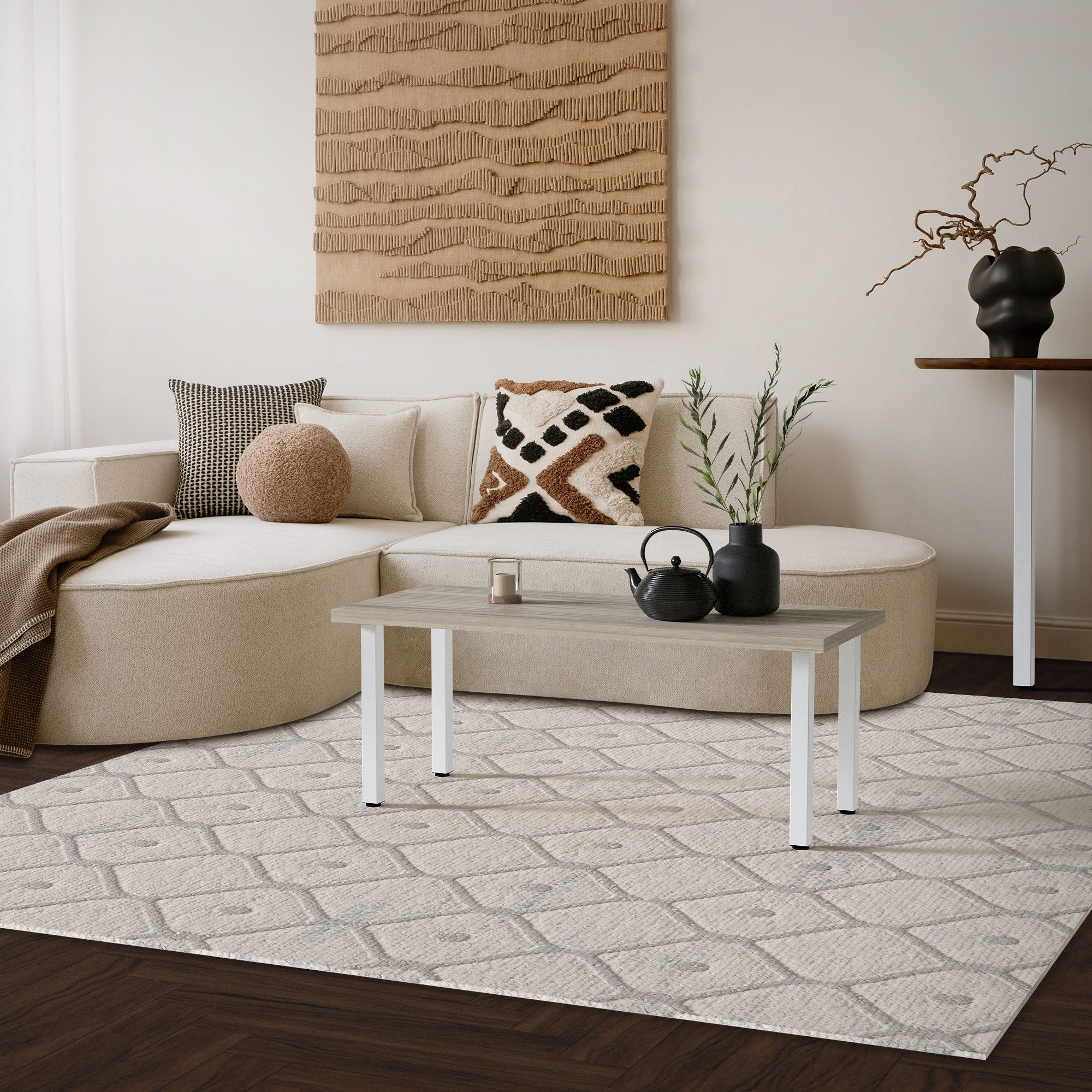 Sala de estar con sofá, mesa y elementos decorativos.