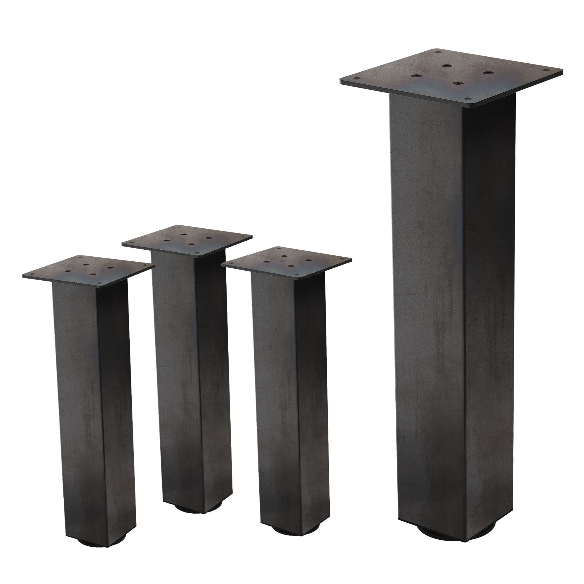 Čtyři nohy stolu v různých výškách, vyrobené z robustního materiálu.