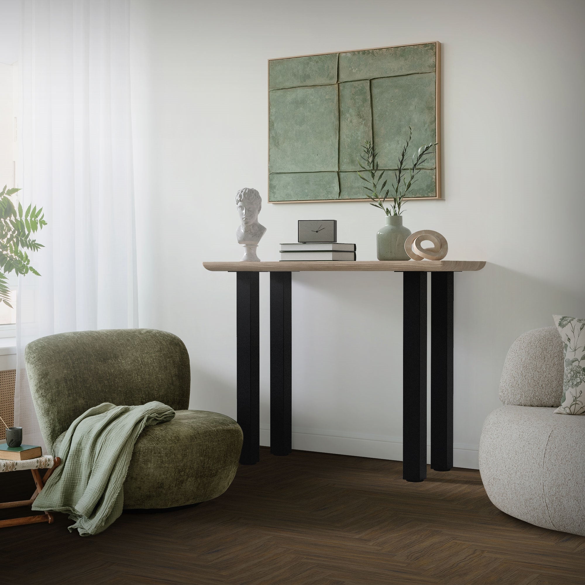 Una habitación con una mesa y patas de mesa negras, rodeada de un sillón y plantas.