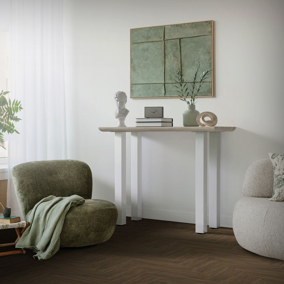 Wohnzimmer mit einem Tisch, einer Pflanze und einem Sessel.