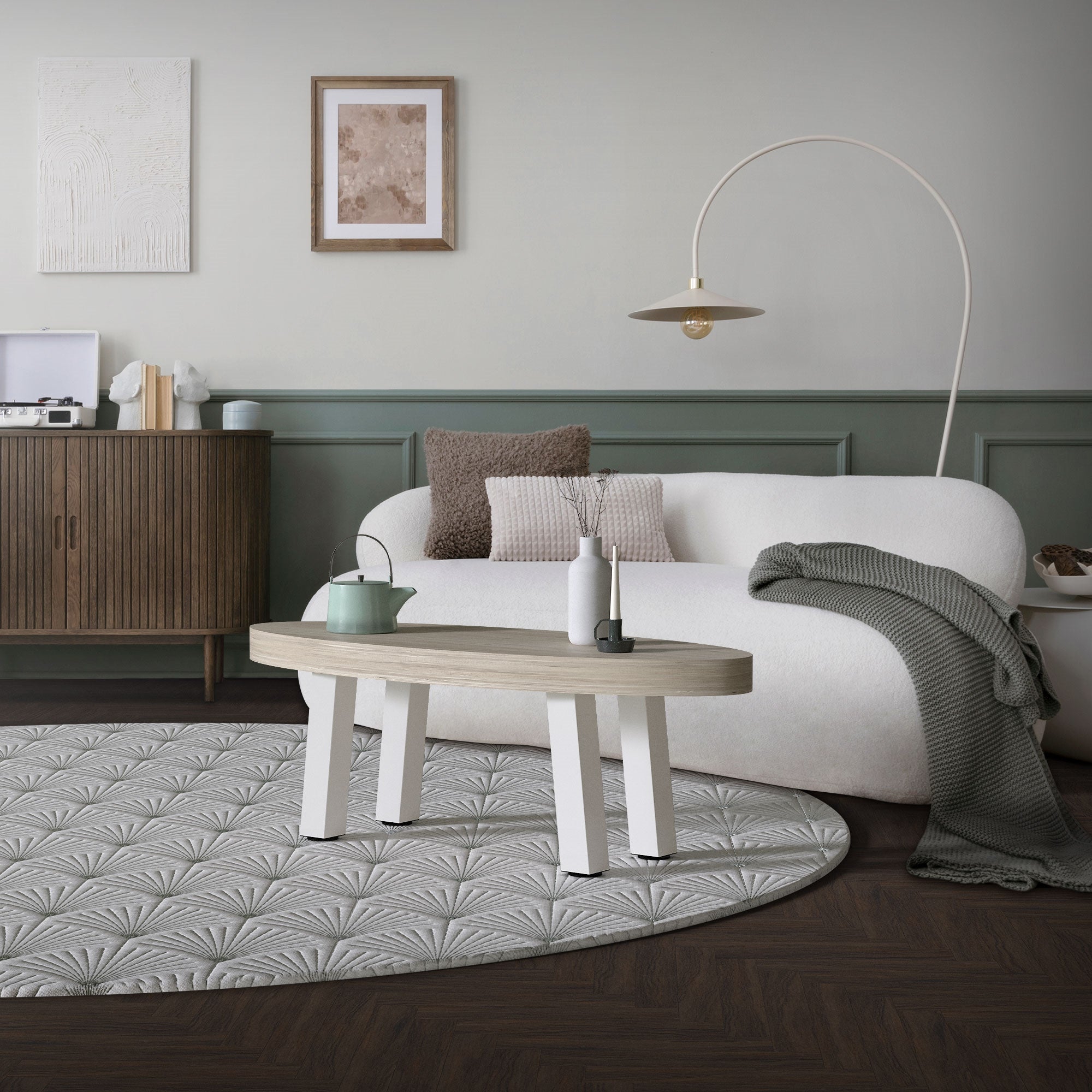 Living room with a table, a couch, and decoration.