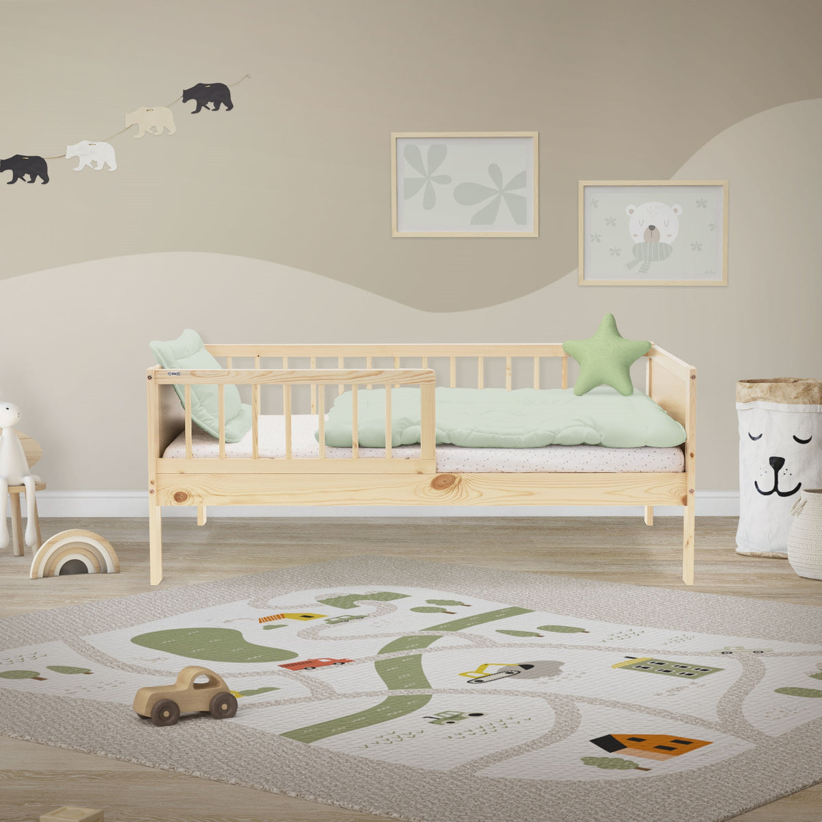 Ein Kinderzimmer mit einem Bett, Teppich und Wanddekoration.