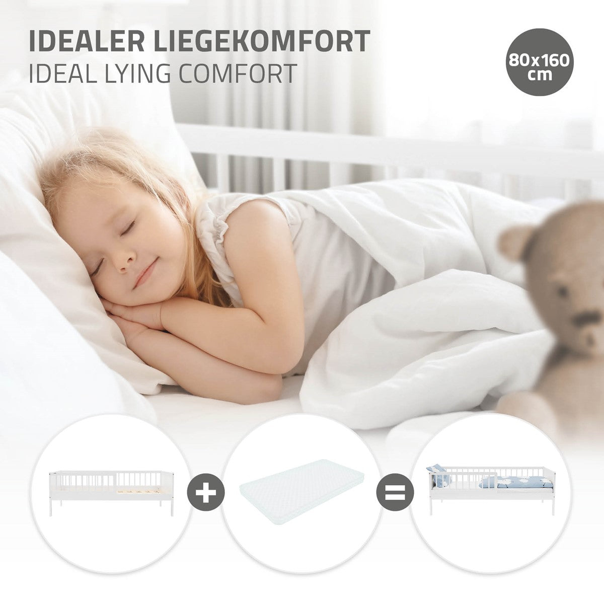 Een slapend kind in bed, omringd door een teddybeer en een matras.