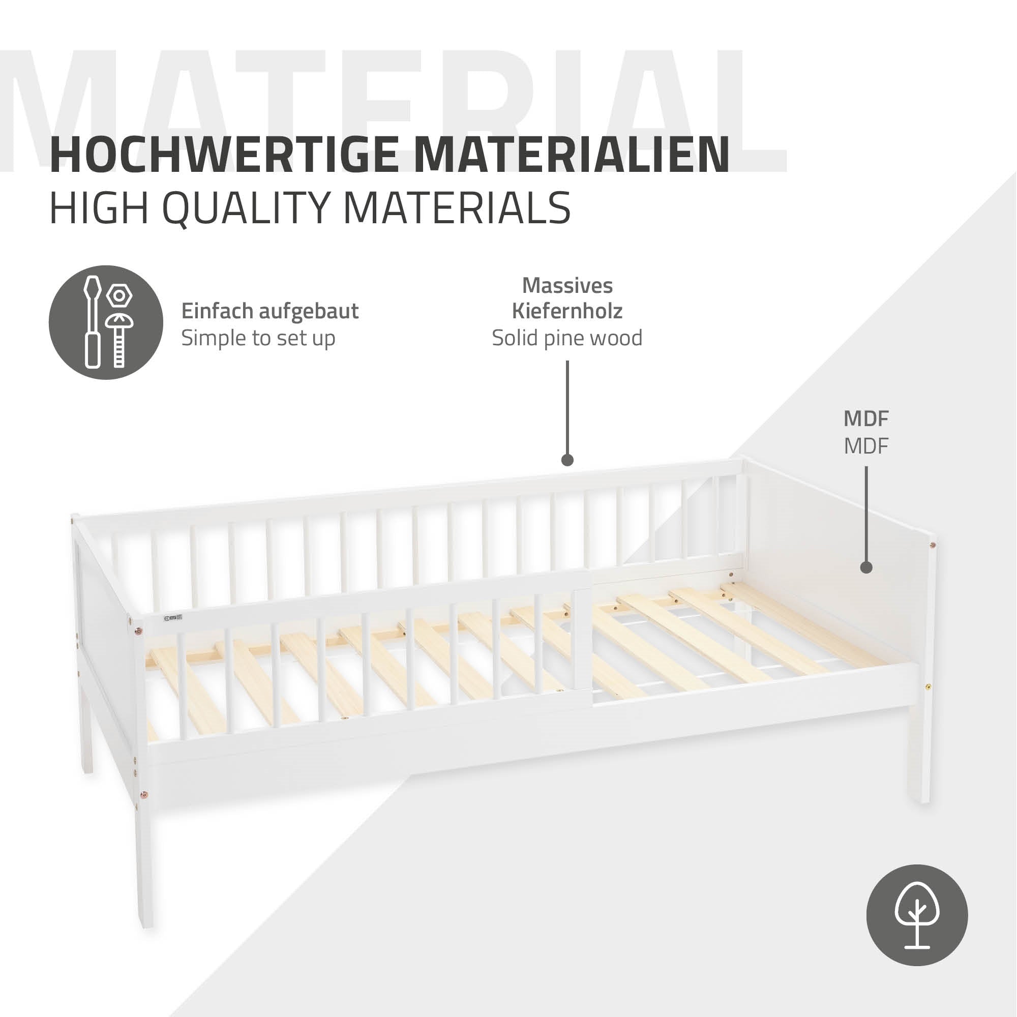 Ein weißes Kinderbett aus massivem Kiefernholz mit Holzlatten.