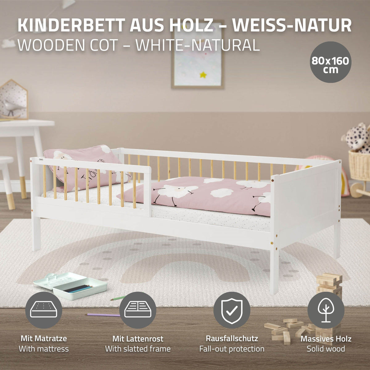 Een wit kinderbed met matras en valbeveiliging in een kamer.