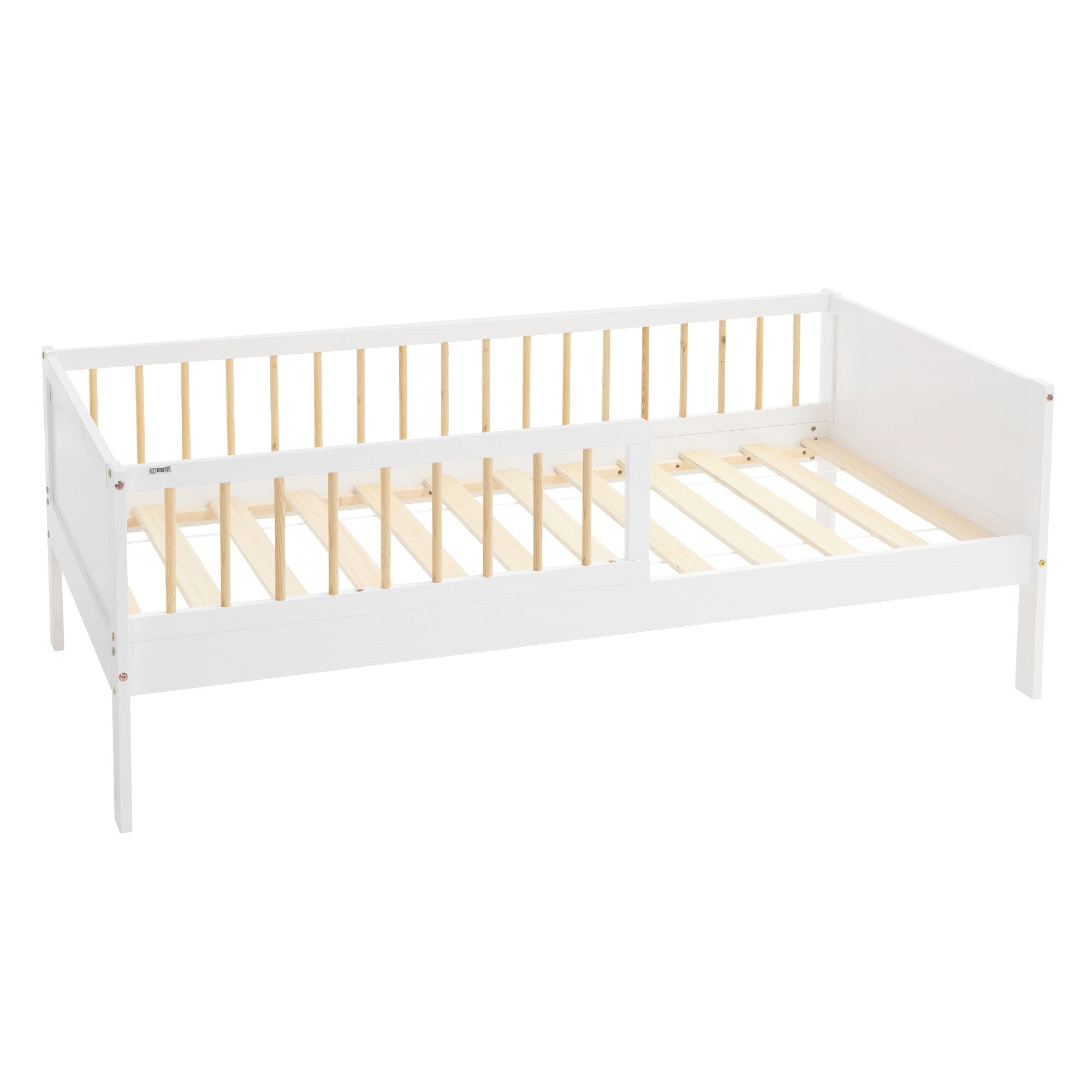 Weißes Bett mit Holzlatten und seitlichen Gitterstäben.