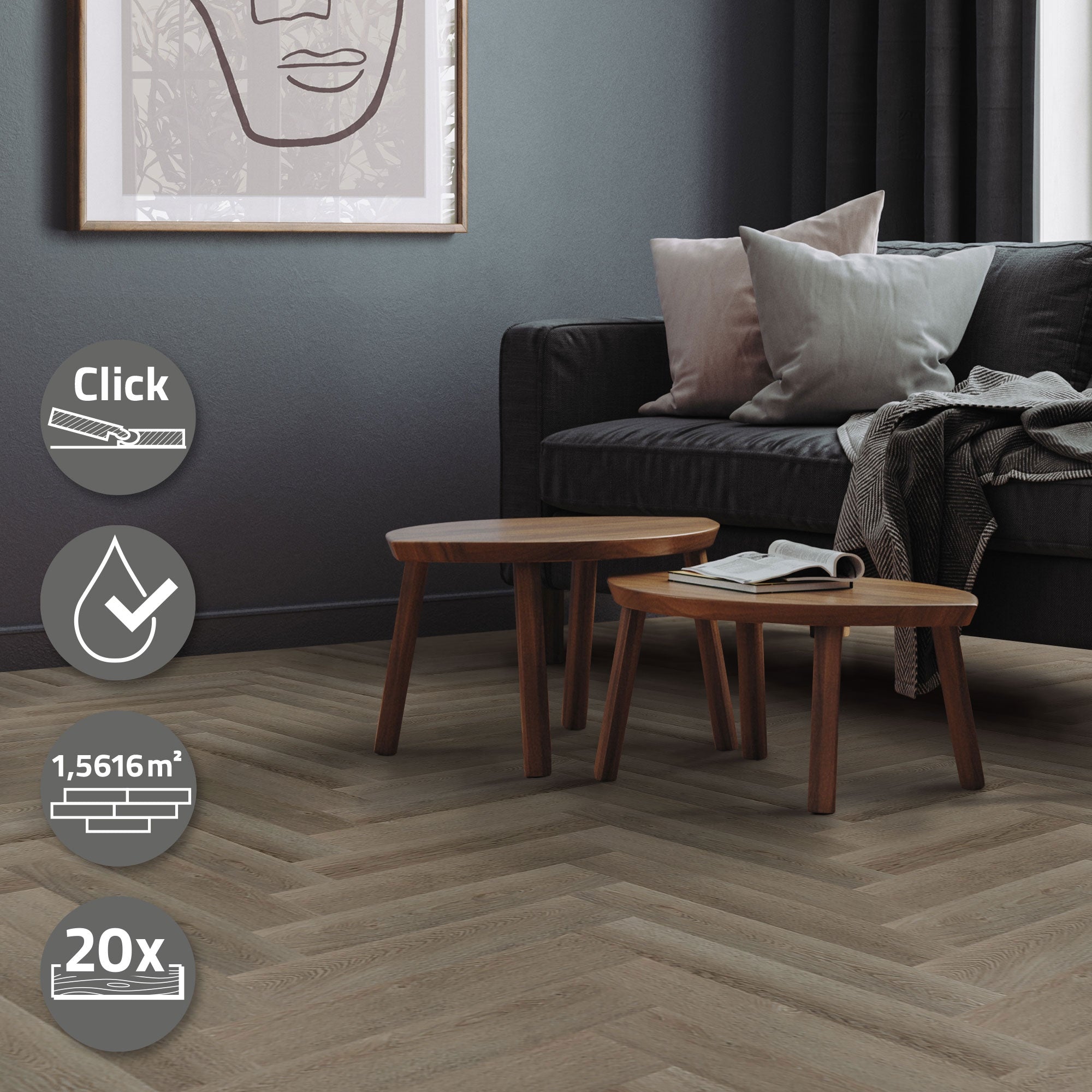 Zwei kleine Holztische vor einem Sofa in einem modernen Raum.