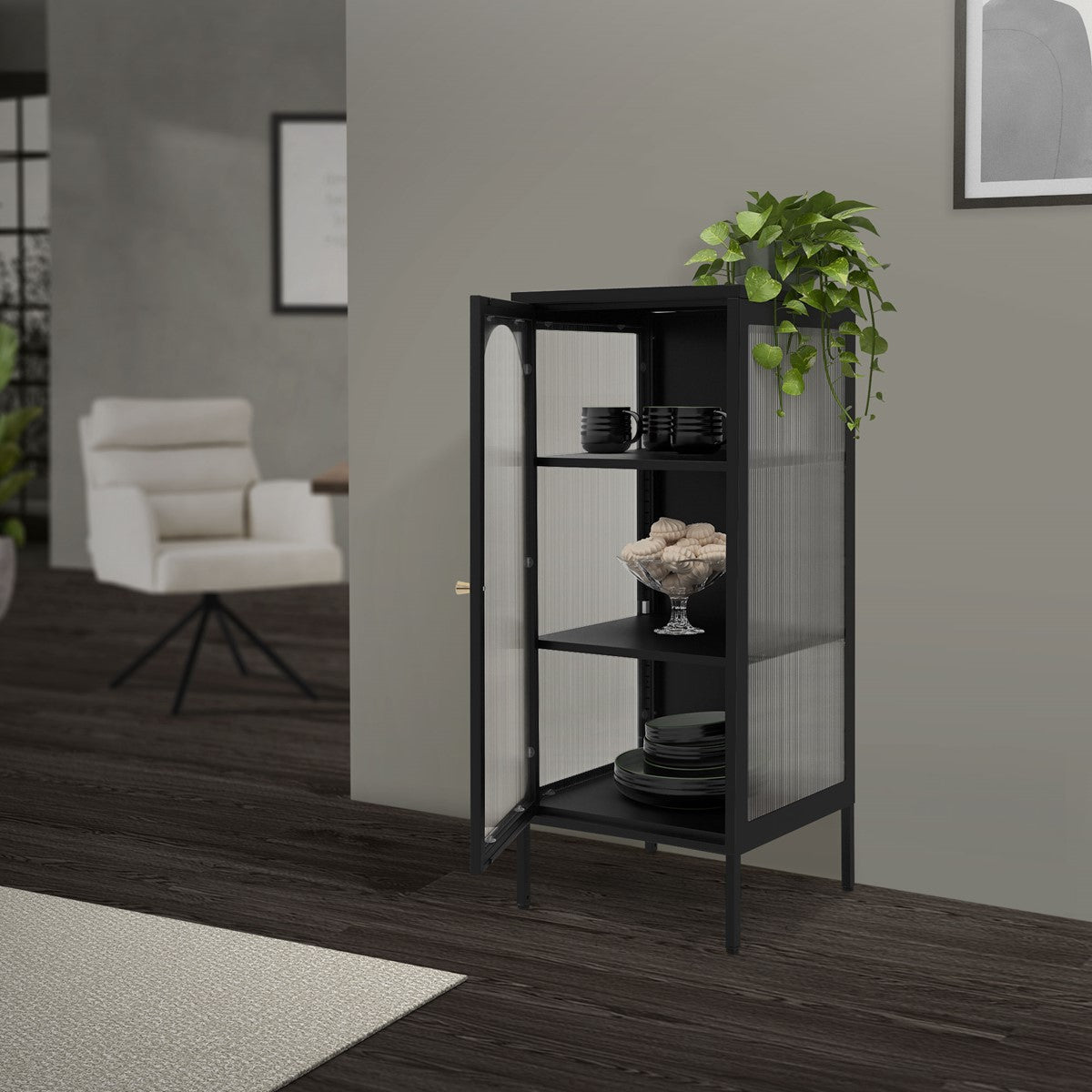 Vitrine noire dans une pièce avec un tapis et une chaise.