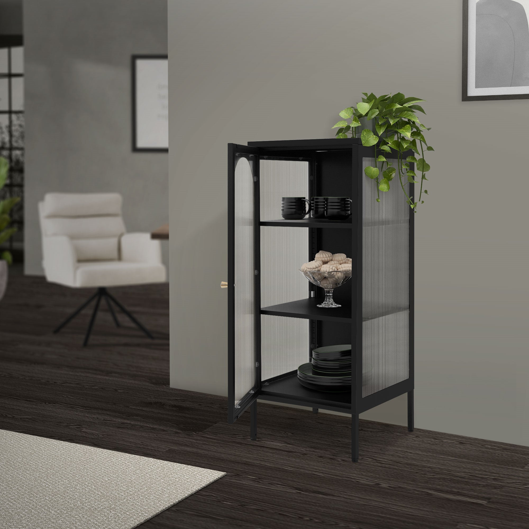 Vitrine noire dans une pièce avec un tapis et une chaise.