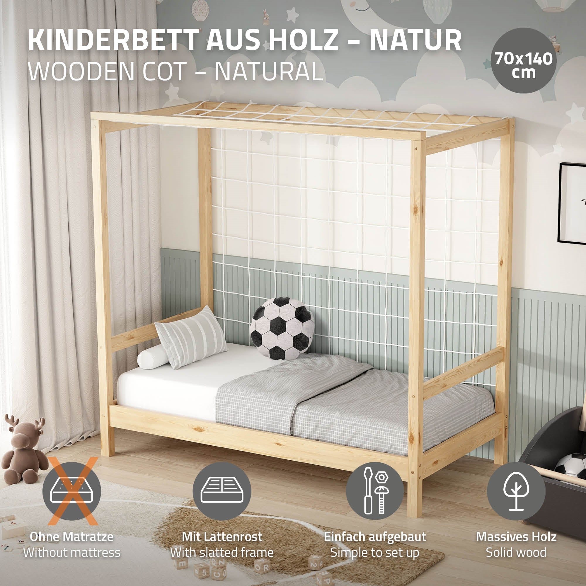 Ein naturfarbenes Kinderbett ohne Matratze, mit einem Fußball auf der Liegefläche.