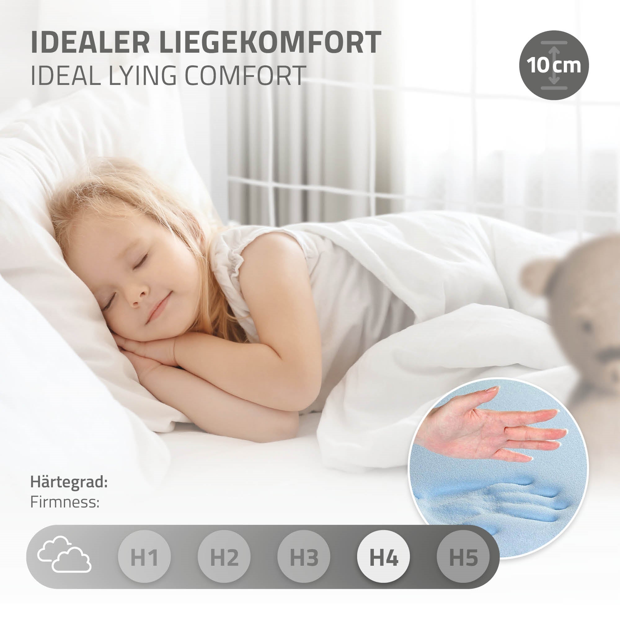 Schlafendes Kind auf einem Bett mit Kissen und Decke.